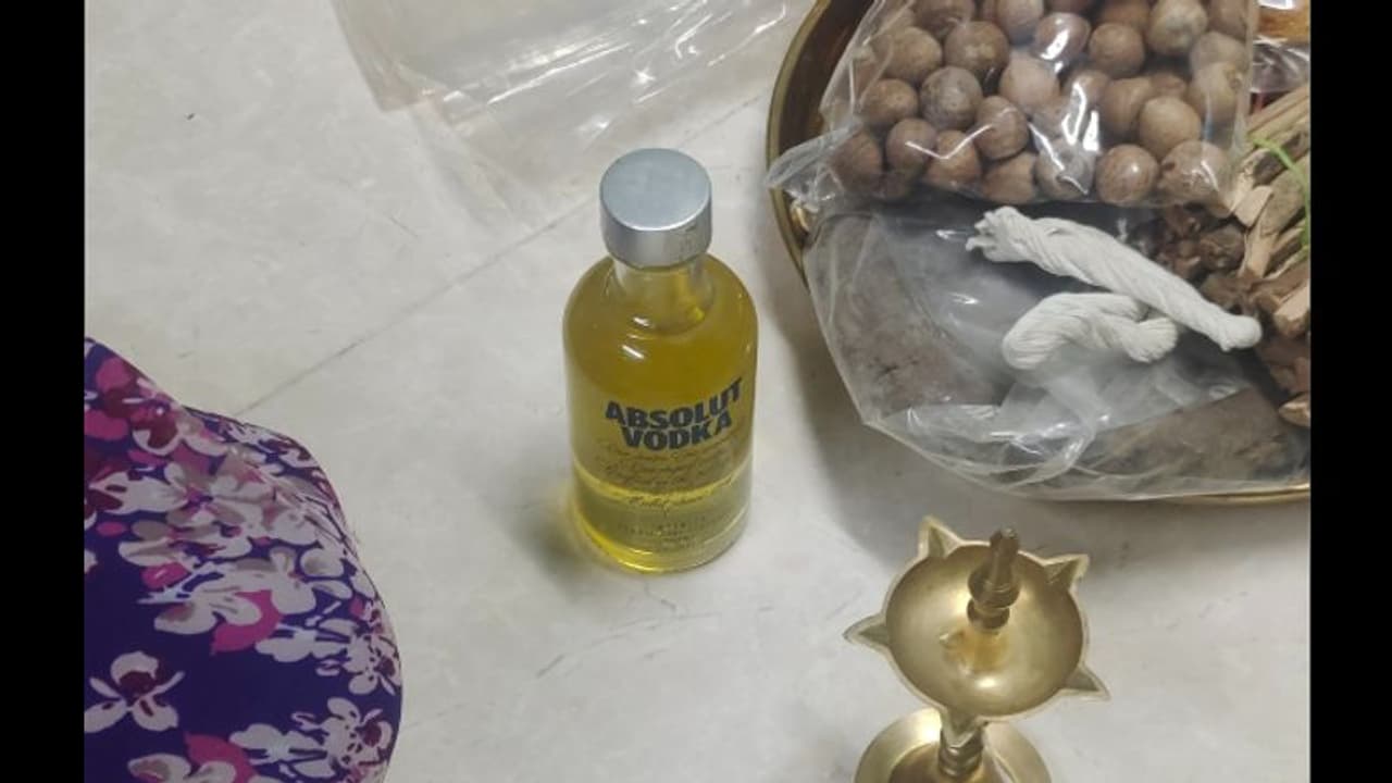 বাড়ির পুজোয় ভদকার বোতল ছবি পোস্ট করতেই ভাইরাল, আসল ঘটনা জানলে আপনিও হাসবেন বাড়ির পুজোয় ভদকার বোতল ছবি পোস্ট করতেই ভাইরাল, আসল ঘটনা জানলে আপনিও হাসবেন