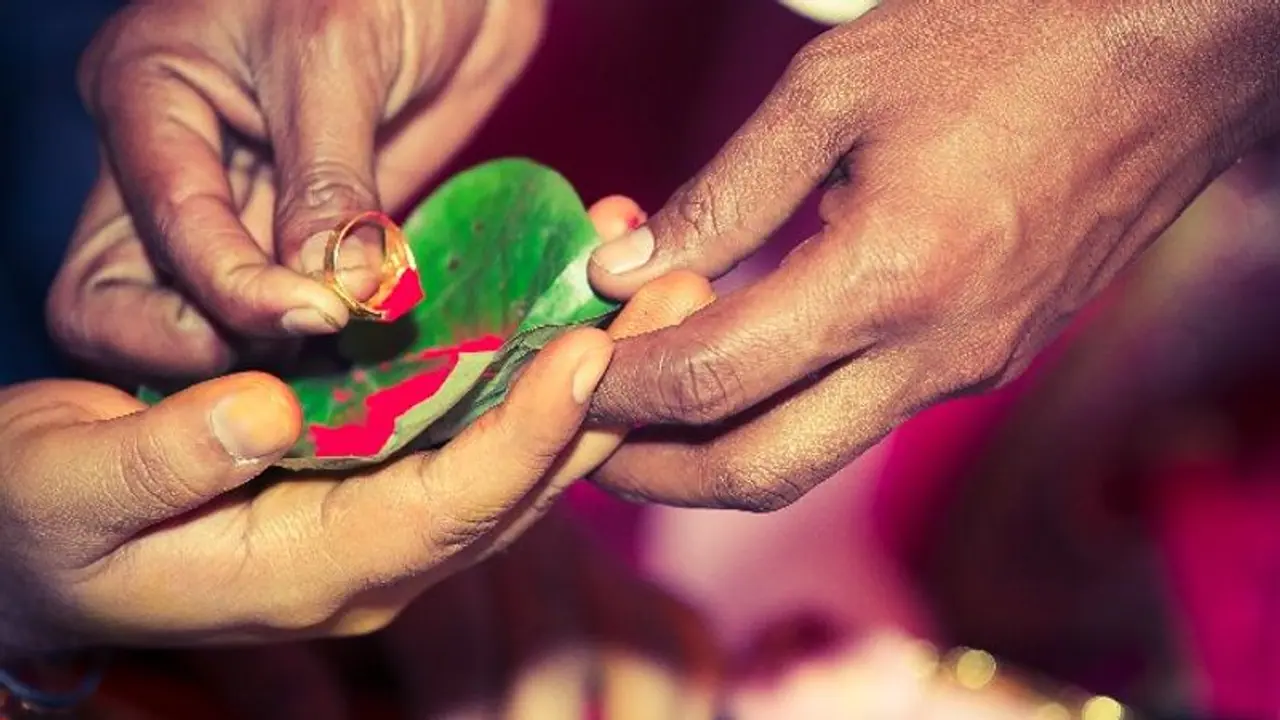 বিশেষ তিথিতে বই, তেল কিংবা প্লাস্টিকের দ্রব্য দান করছেন? আপনার এই ভুল ডেকে আনছে অমঙ্গল বিশেষ তিথিতে বই, তেল কিংবা প্লাস্টিকের দ্রব্য দান করছেন? আপনার এই ভুল ডেকে আনছে অমঙ্গল