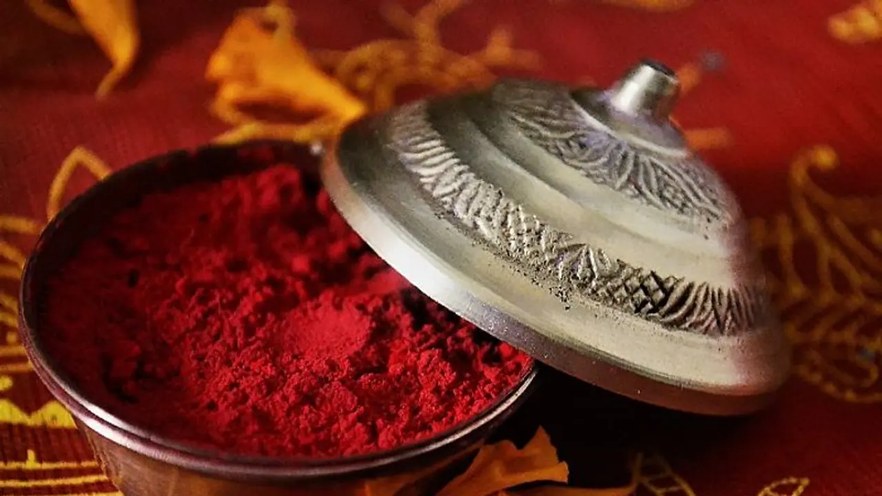 বাড়ির প্রধান দরজায় দিন সিঁদুরের ছোঁয়া, সর্বক্ষেত্রে সাফল্য আসবে, কেটে যাবে দুর্ভোগ বাড়ির প্রধান দরজায় দিন সিঁদুরের ছোঁয়া, সর্বক্ষেত্রে সাফল্য আসবে, কেটে যাবে দুর্ভোগ