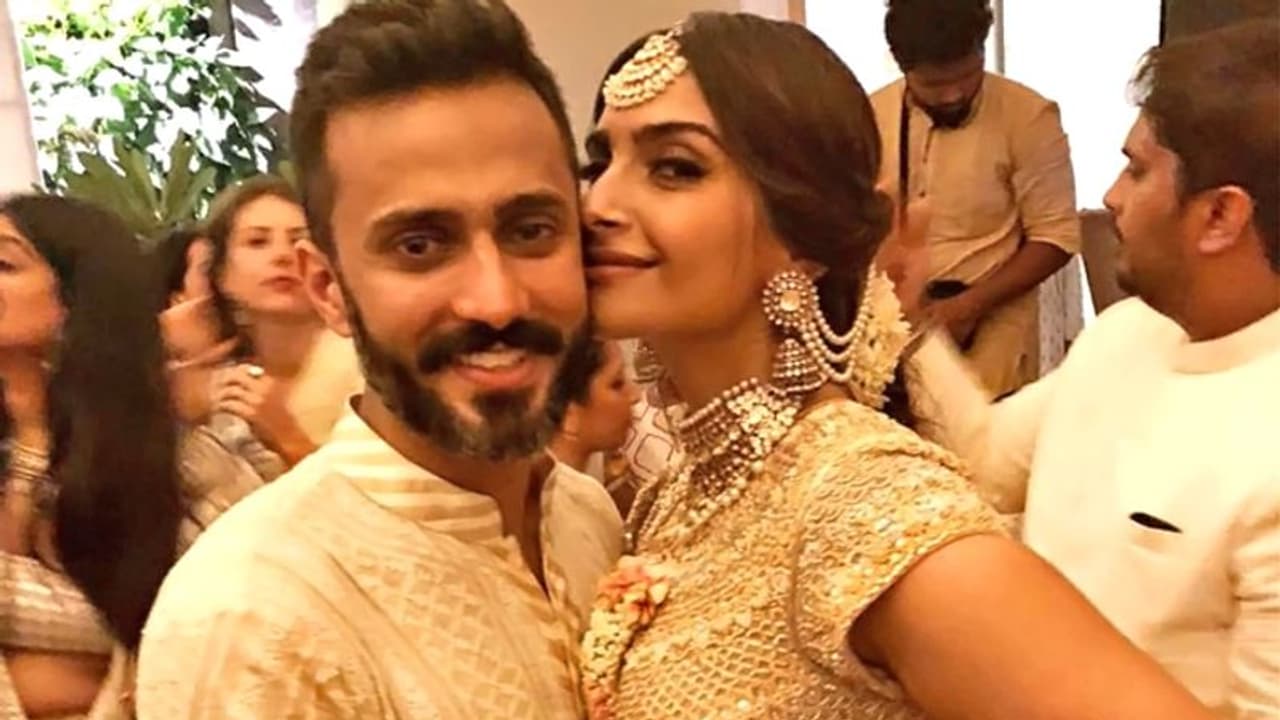 শরীরের ধকল সামলে করবা চৌথের উপোস করলেন সোনম, এসব মোটেই পছন্দ নয় স্বামী আনন্দের শরীরের ধকল সামলে করবা চৌথের উপোস করলেন সোনম, এসব মোটেই পছন্দ নয় স্বামী আনন্দের