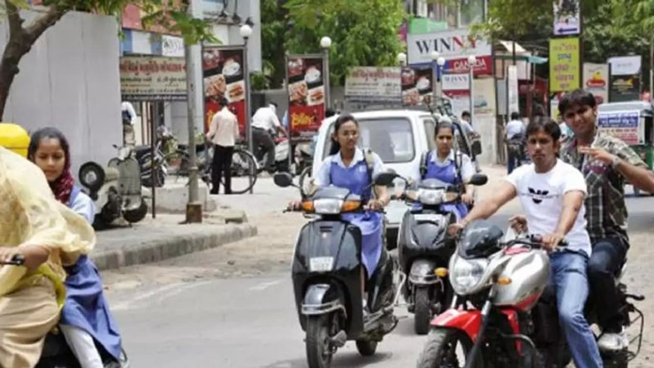 பள்ளி மாணவர்கள் பைக்கில் வர தடை... தமிழக அரசின் அதிரடி உத்தரவால் பரபரப்பு!!