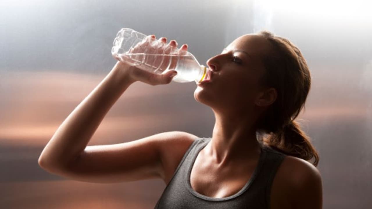 দাঁড়িয়েই জল খেয়ে নিচ্ছেন, নিজের অজান্তেই ডেকে আনছেন ঘোর বিপদ