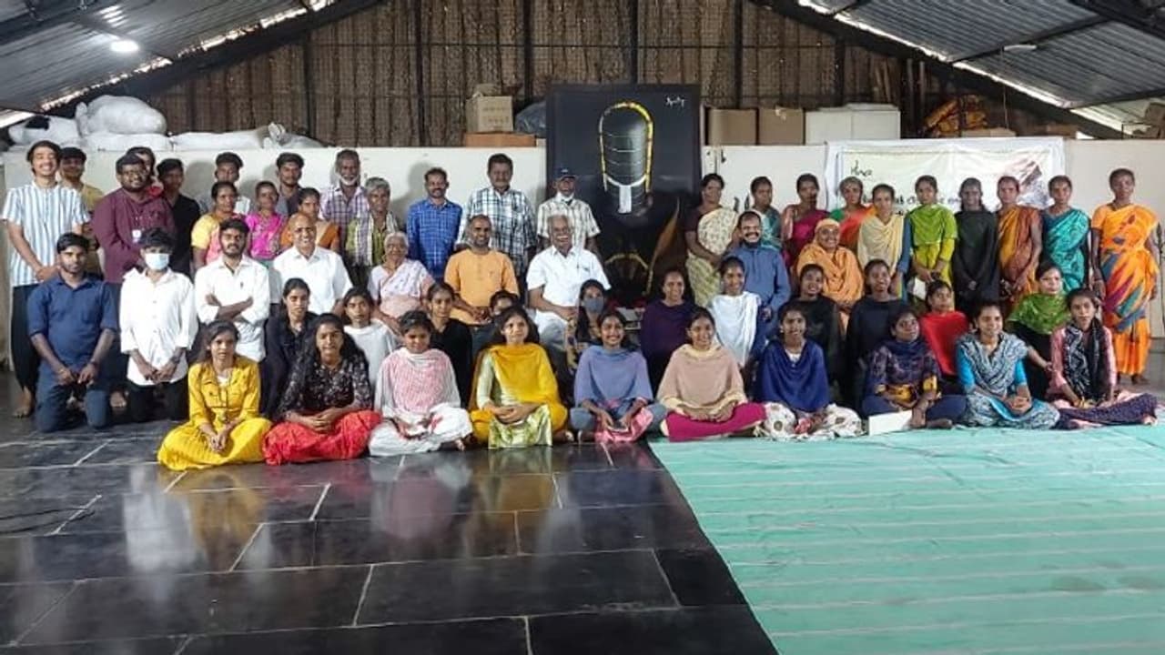 ஏழை மாணவர்களுக்கு கல்வி உதவி தொகை வழங்கிய ஈஷா! ஏழை மாணவர்களுக்கு கல்வி உதவி தொகை வழங்கிய ஈஷா!