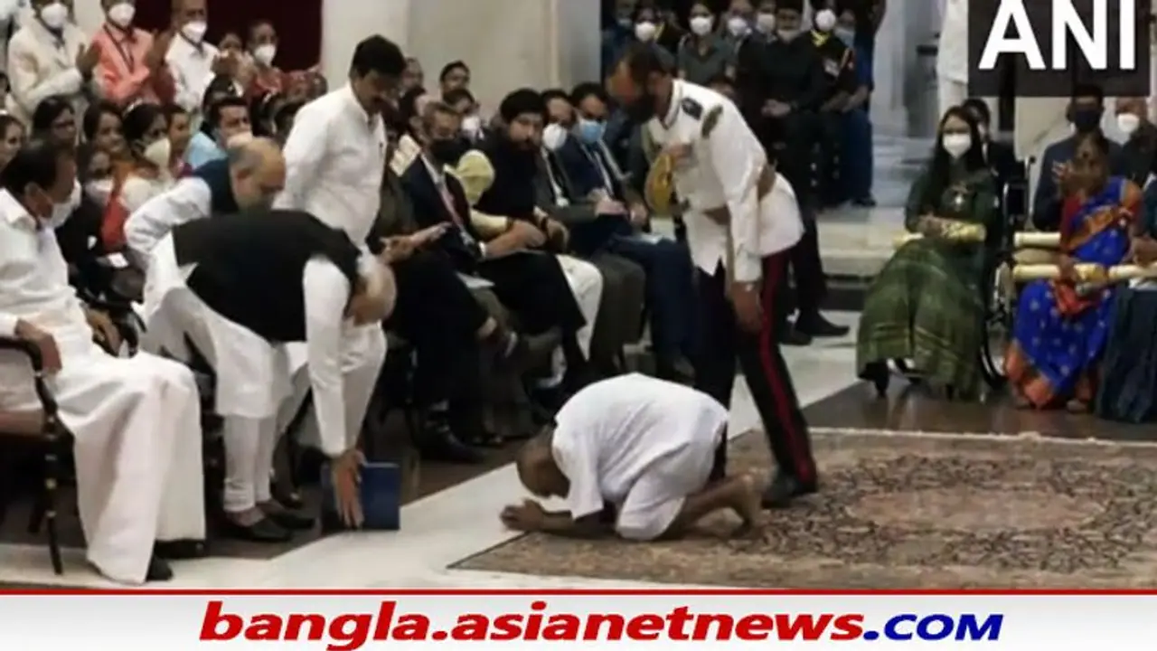 খালি পায়েই নিলেন পদ্ম পুরষ্কার, ১২৫ বছরের স্বামী শিবানন্দের সামনে মাথা নোয়ালেন স্বয়ং মোদি খালি পায়েই নিলেন পদ্ম পুরষ্কার, ১২৫ বছরের স্বামী শিবানন্দের সামনে মাথা নোয়ালেন স্বয়ং মোদি