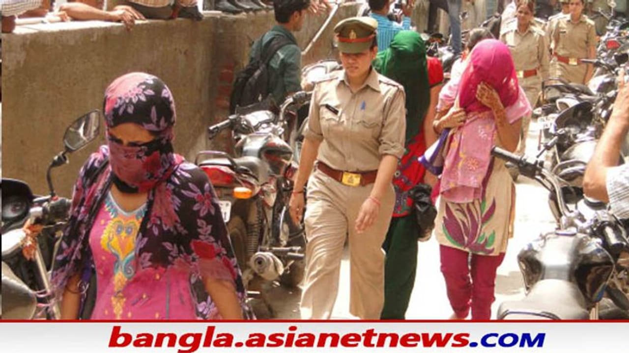 বিদেশিনীদের নিয়েই চলছিল দেহ ব্যবসা, হোটেলে বিদেশি মহিলাদের এমন অবস্থা দেখে হতবাক পুলিশও বিদেশিনীদের নিয়েই চলছিল দেহ ব্যবসা, হোটেলে বিদেশি মহিলাদের এমন অবস্থা দেখে হতবাক পুলিশও