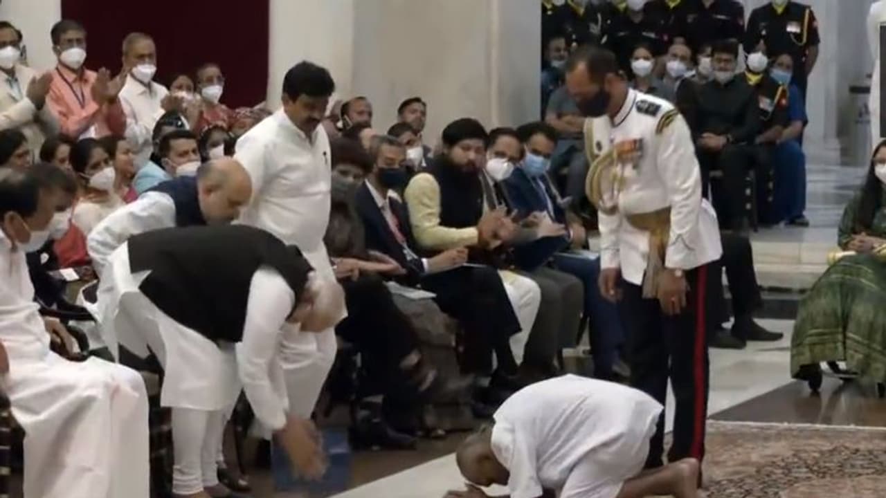 Padma Shri ಪ್ರಧಾನಿ, ರಾಷ್ಟ್ರಪತಿಗೆ ಸಾಷ್ಟಾಂಗ ನಮಸ್ಕಾರ ಮಾಡಿ ಪದ್ಮಶ್ರೀ ಸ್ವೀಕರಿಸಿದ 125 ವರ್ಷದ ಯೋಗ ಗುರು!