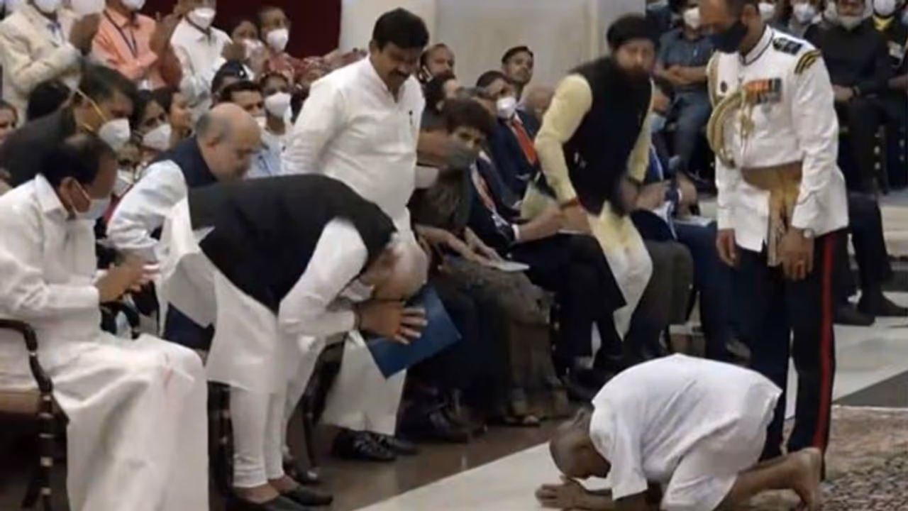 125 वर्षीय स्वामी शिवानंद की विनम्रता के सब कायल, PM मोदी राष्ट्रपति को भी तोड़ना पड़ा प्रोटोकॉल खुद देखें