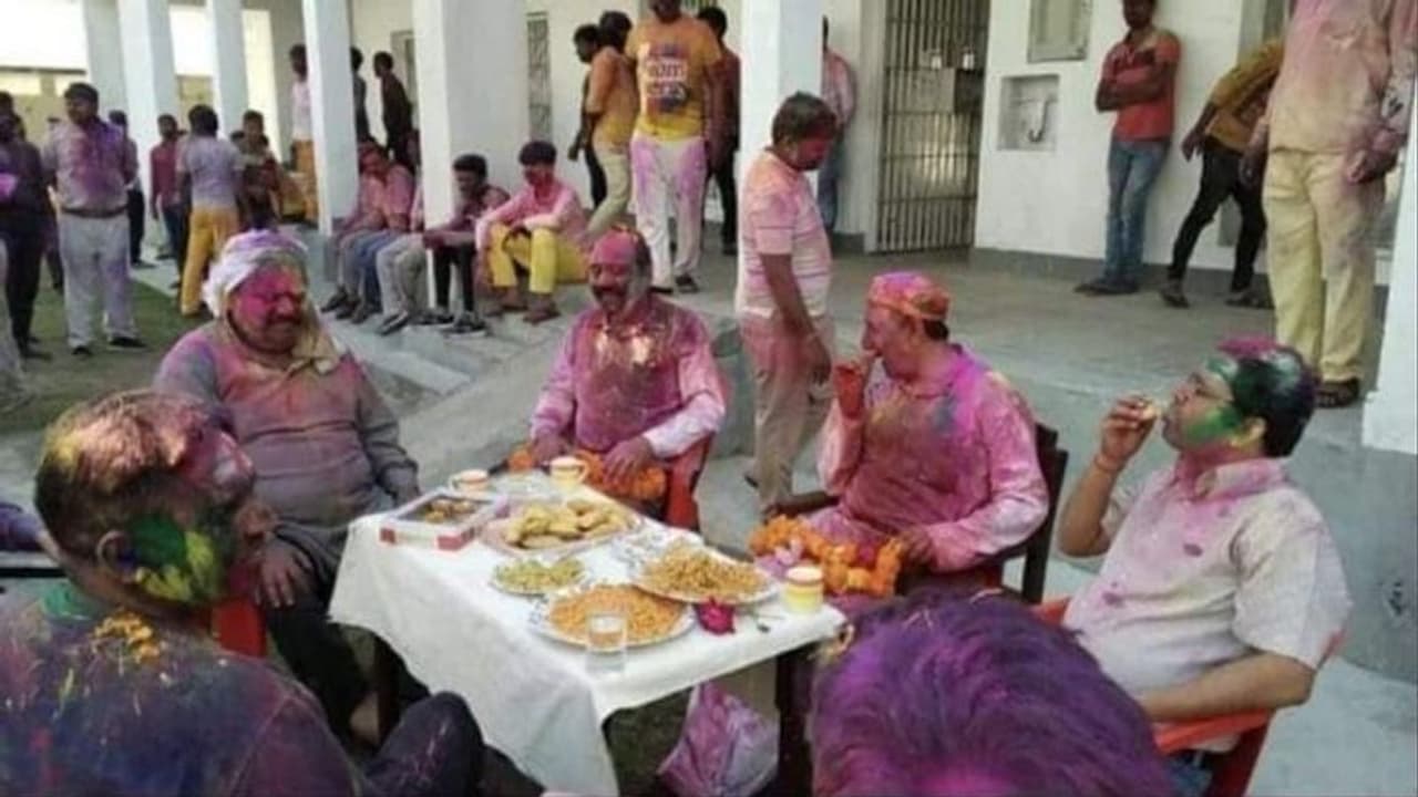 माफिया अतीक अहमद ने जेल में मनाई होली, फोटो वायरल होने के बाद उठे कई सवाल माफिया अतीक अहमद ने जेल में मनाई होली, फोटो वायरल होने के बाद उठे कई सवाल