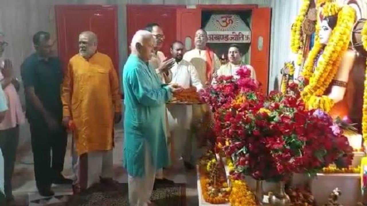 RSS चीफ मोहन भागवत पहुंचे गोरखनाथ मंदिर, दर्शन कर दिया ये खास संदेश RSS चीफ मोहन भागवत पहुंचे गोरखनाथ मंदिर, दर्शन कर दिया ये खास संदेश