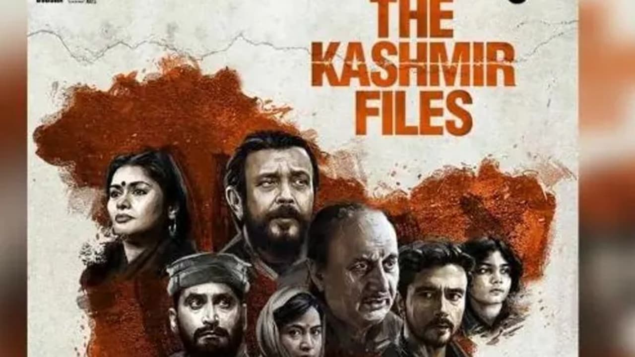 महाराष्ट्र में The Kashmir Files देखकर लौट रहे दो गुटों में जमकर हुई मारपीट, इलाके में तनाव..भारी पुलिस तैनात महाराष्ट्र में The Kashmir Files देखकर लौट रहे दो गुटों में जमकर हुई मारपीट, इलाके में तनाव..भारी पुलिस तैनात