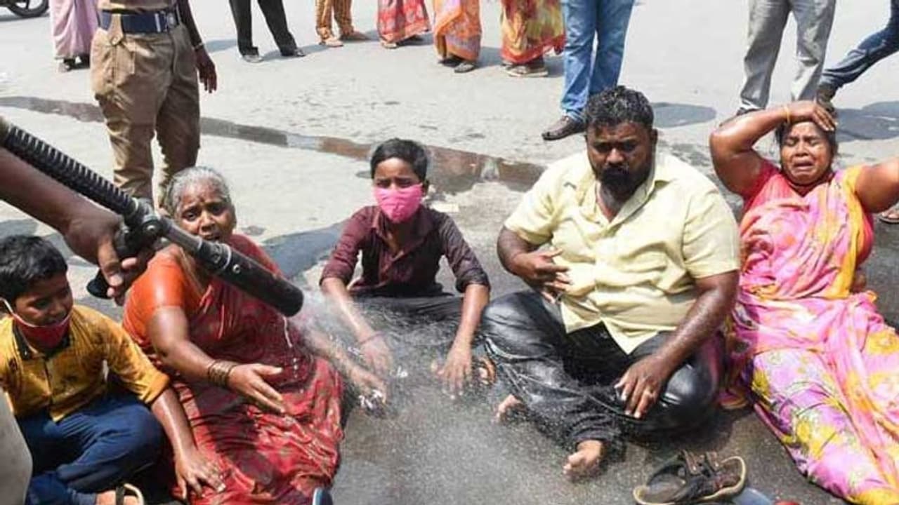சொத்துக்களை அபகரித்து கொலை மிரட்டல் விடுக்கும் ஆளுங்கட்சி ஒன்றிய செயலாளர்.. கதறும் திமுக பிரமுகர் வீடியோ.! சொத்துக்களை அபகரித்து கொலை மிரட்டல் விடுக்கும் ஆளுங்கட்சி ஒன்றிய செயலாளர்.. கதறும் திமுக பிரமுகர் வீடியோ.!