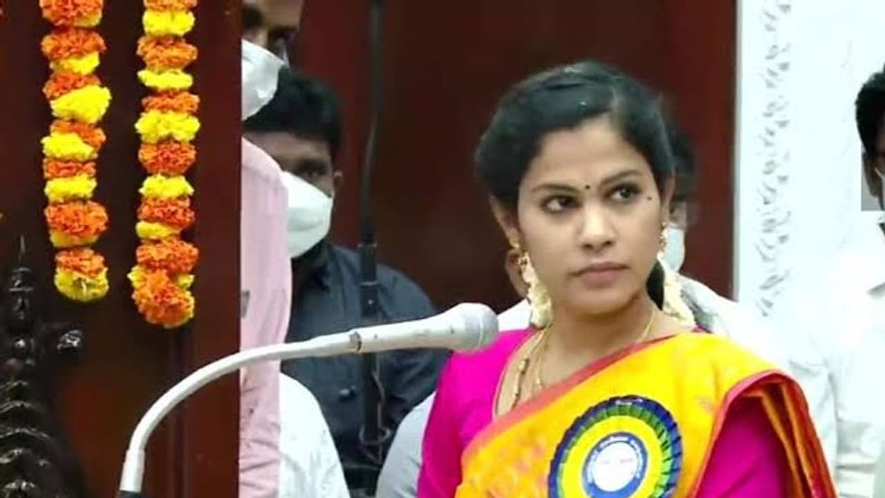 மேயர்னா இஷ்டத்துக்கு முடிவு எடுப்பீங்களா.?? பிரியா ராஜனை அலறவிட்ட கே.கே நகர் தனசேகர் மேயர்னா இஷ்டத்துக்கு முடிவு எடுப்பீங்களா.?? பிரியா ராஜனை அலறவிட்ட கே.கே நகர் தனசேகர்