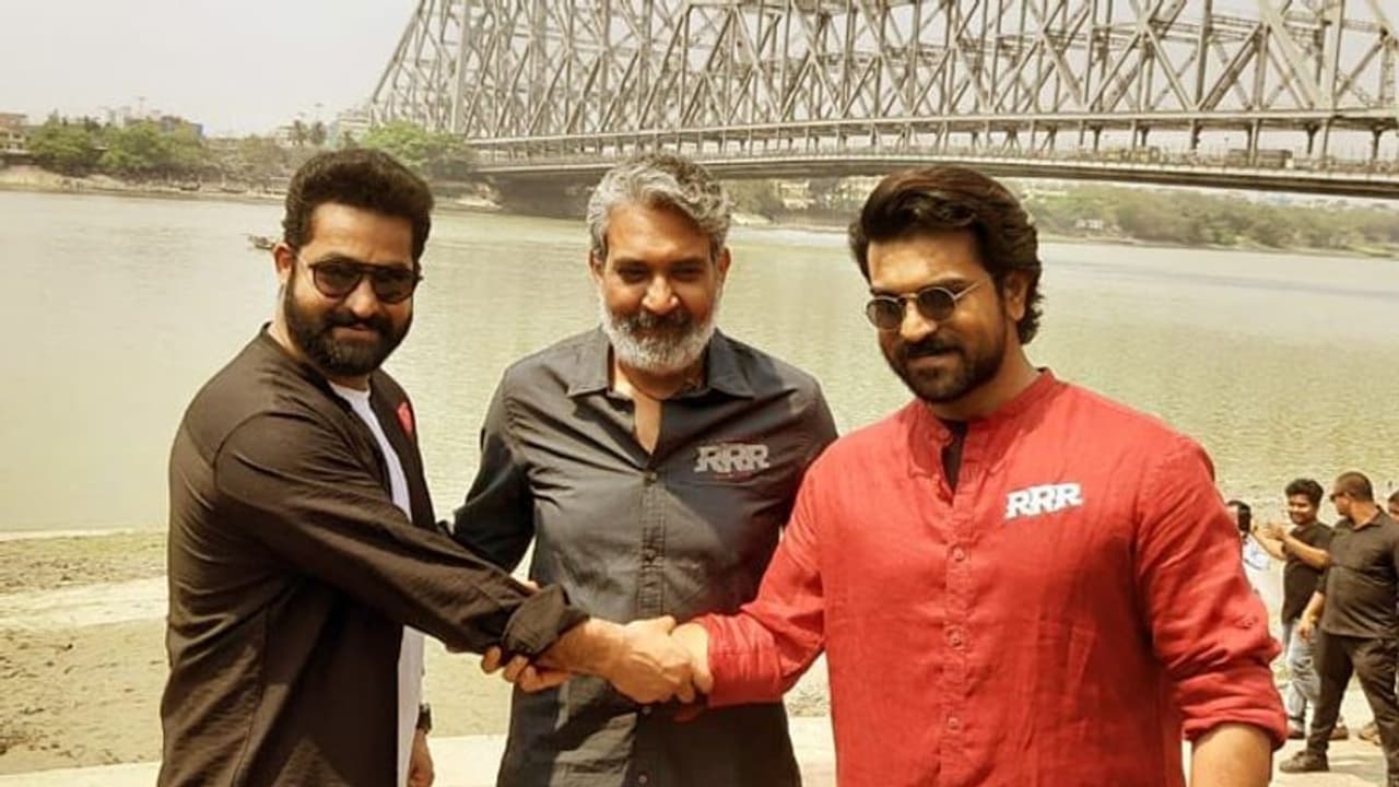 কলকাতায় বাহুবলী পরিচালক রাজামৌলি, দুই অভিনেতার সঙ্গে হাওড়া ব্রিজে করলেন 'RRR' এর প্রচার কলকাতায় বাহুবলী পরিচালক রাজামৌলি, দুই অভিনেতার সঙ্গে হাওড়া ব্রিজে করলেন 'RRR' এর প্রচার