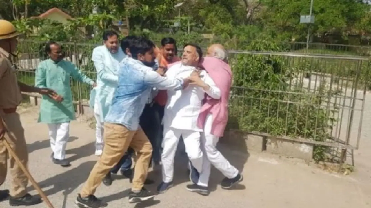 एटा में जांच प्रक्रिया के दौरान फिर भिड़ें SP BJP कार्यकर्ता, जानें पूरा मामला एटा में जांच प्रक्रिया के दौरान फिर भिड़ें SP BJP कार्यकर्ता, जानें पूरा मामला