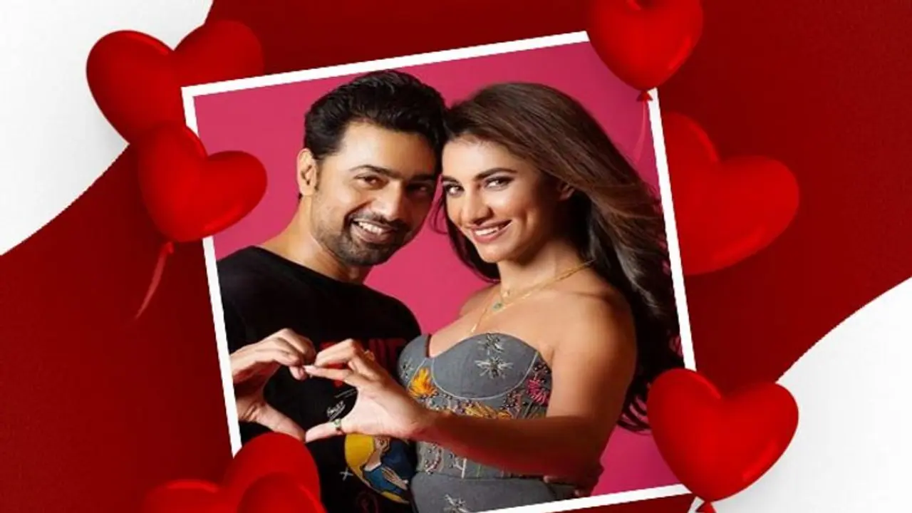 দেব রুক্মিণীর মাঝে ঢুকে পড়ল তৃতীয় ব্যক্তি, অভিনেতার গায়ে ঝাঁপিয়ে পড়ে সটান চুমু খেলেন ঠোঁটে