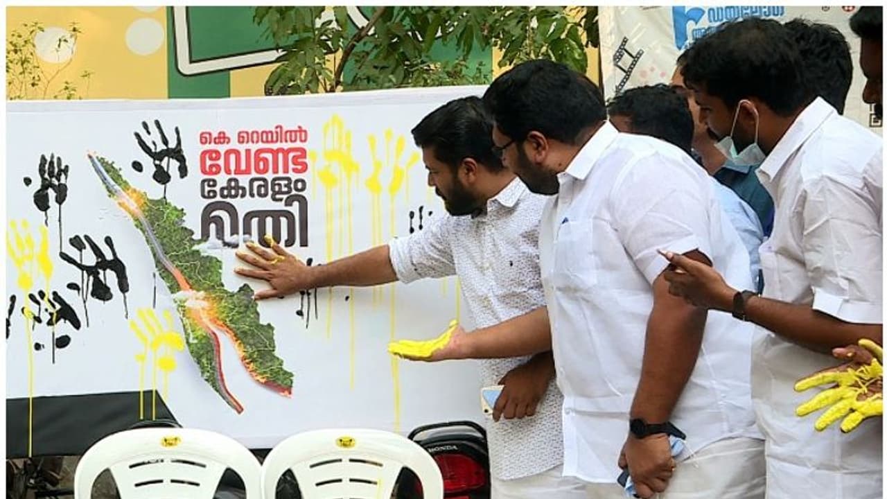 K rail : കെ റെയിൽ പ്രതിഷേധം ഐഎഫ്എഫ് കെ വേദിയിലും, ഷാഫി പറമ്പിലിന്റെ നേതൃത്വത്തിൽ യൂത്ത് കോൺഗ്രസ് പ്രതിഷേധം K rail : കെ റെയിൽ പ്രതിഷേധം ഐഎഫ്എഫ് കെ വേദിയിലും, ഷാഫി പറമ്പിലിന്റെ നേതൃത്വത്തിൽ യൂത്ത് കോൺഗ്രസ് പ്രതിഷേധം