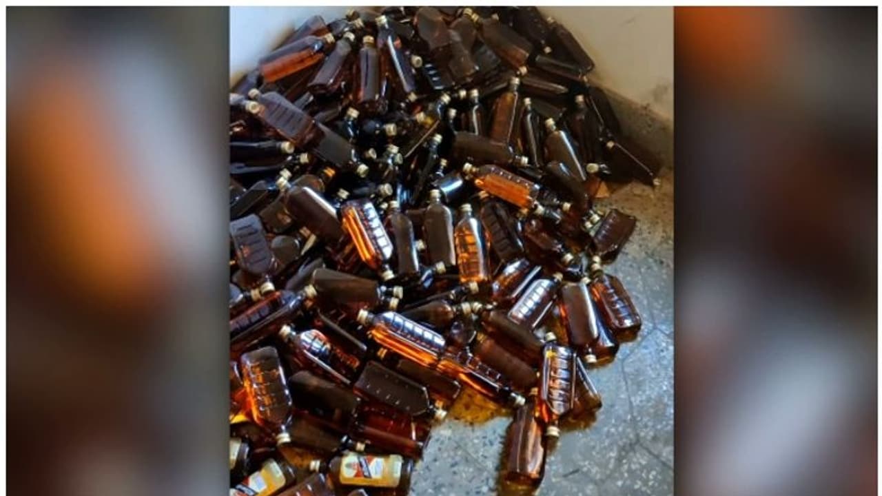 ഇരിങ്ങാലക്കുടയില് വന് വ്യാജമദ്യ വേട്ട; മദ്യനിര്മ്മാണം വീടിന് മുന്വശത്തെ 'പേ ആന്റ് പാര്ക്കി'ന്റെ മറവില് ഇരിങ്ങാലക്കുടയില് വന് വ്യാജമദ്യ വേട്ട; മദ്യനിര്മ്മാണം വീടിന് മുന്വശത്തെ 'പേ ആന്റ് പാര്ക്കി'ന്റെ മറവില്