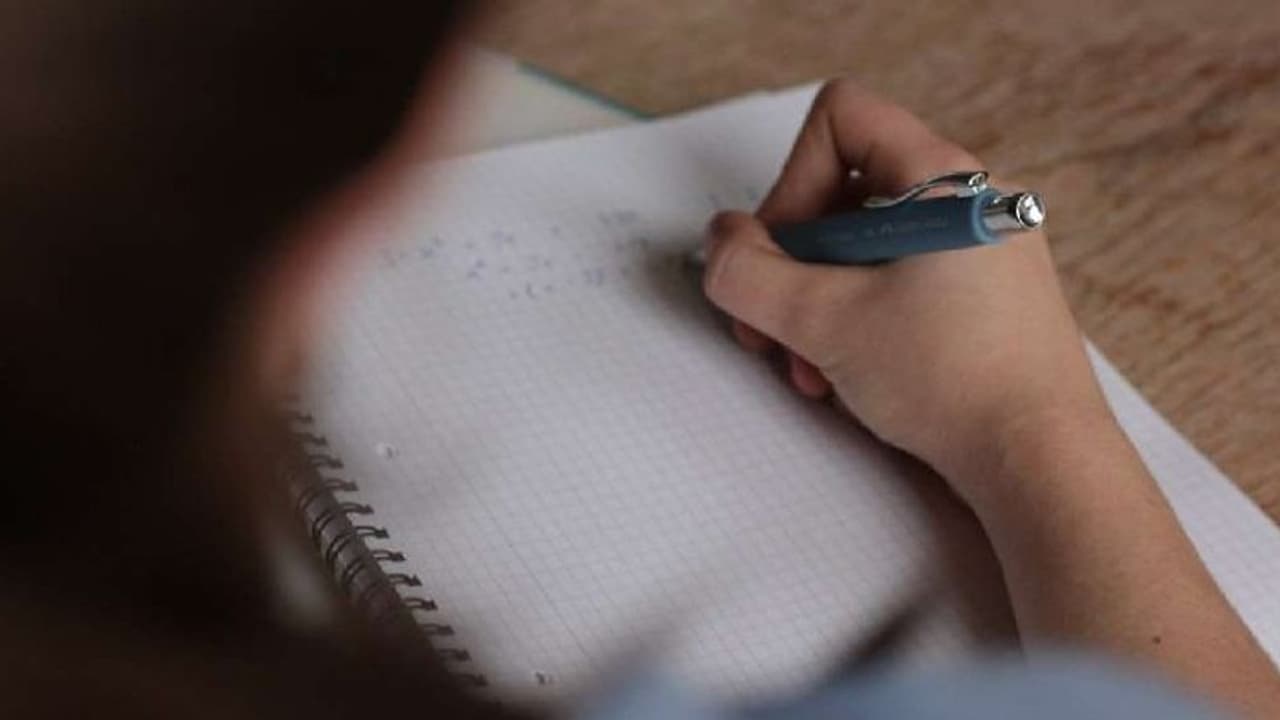 Exam Stress : സ്‌കൂള്‍ വിദ്യാര്‍ത്ഥികളുടെ പരീക്ഷാസമ്മര്‍ദ്ദം; സൈക്കോളജിസ്റ്റ് പറയുന്നത്...