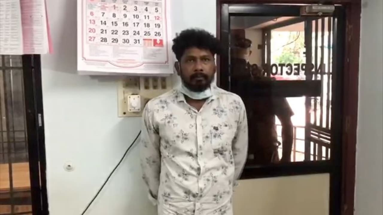 Goonda arrest : മതംമാറി, പേരുമാറ്റി മുഹമ്മദലിയായി ഒളിവ് ജീവിതം; വധശ്രമമടക്കമുള്ള കേസിൽ പ്രതിയായ ഗുണ്ട പിടിയിൽ Goonda arrest : മതംമാറി, പേരുമാറ്റി മുഹമ്മദലിയായി ഒളിവ് ജീവിതം; വധശ്രമമടക്കമുള്ള കേസിൽ പ്രതിയായ ഗുണ്ട പിടിയിൽ