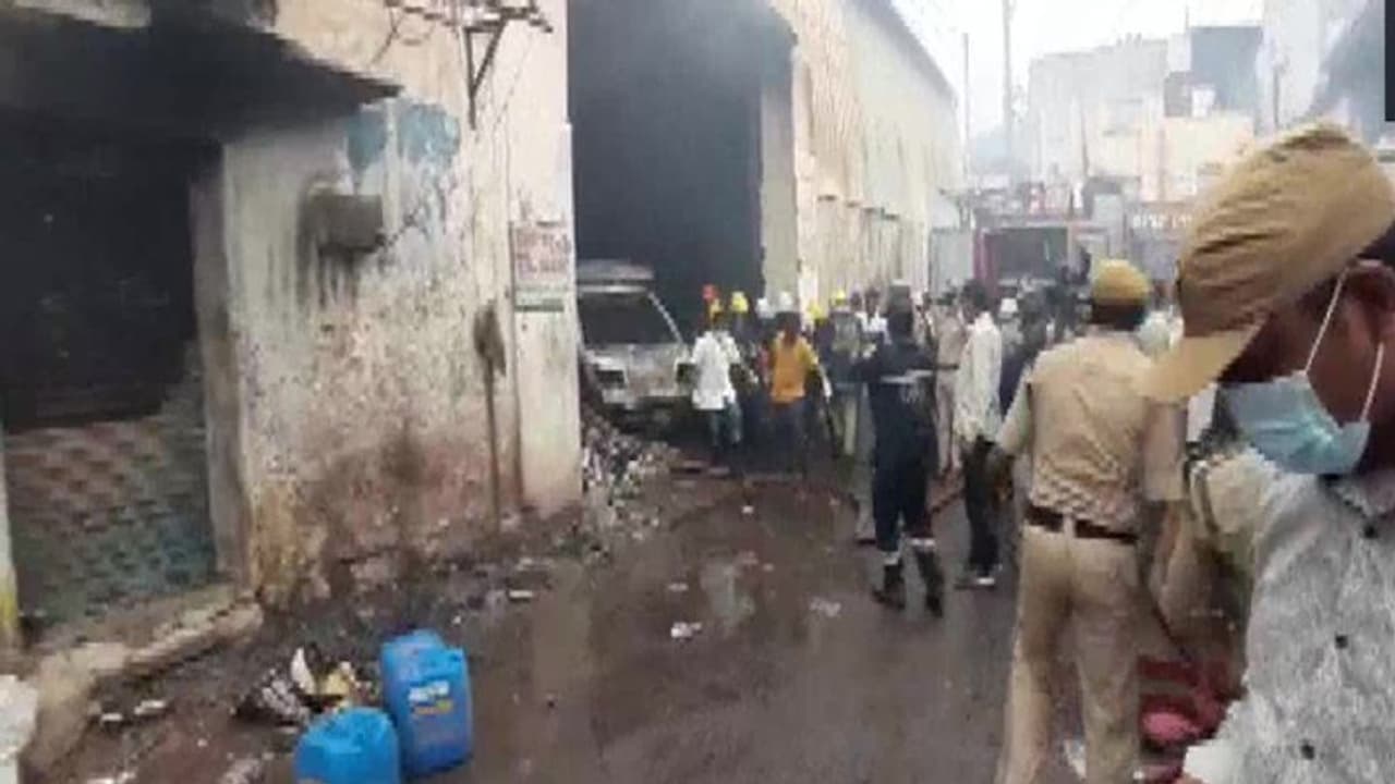 हैदराबाद में कबाड़ की दुकान में शॉर्ट सर्किट से भड़की आग, 11 लोग जिंदा जले, PM मोदी ने बताया दु:खद घटना हैदराबाद में कबाड़ की दुकान में शॉर्ट सर्किट से भड़की आग, 11 लोग जिंदा जले, PM मोदी ने बताया दु:खद घटना