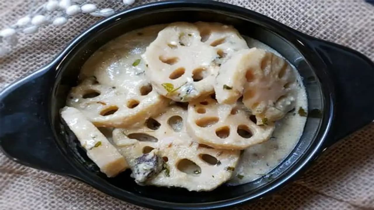 इस डिश के बिना अधूरी होती है कश्मीरी पंडितों की थाली, चिकन मटन नहीं कमल की जड़ से बनाते है शानदार सब्जी इस डिश के बिना अधूरी होती है कश्मीरी पंडितों की थाली, चिकन मटन नहीं कमल की जड़ से बनाते है शानदार सब्जी