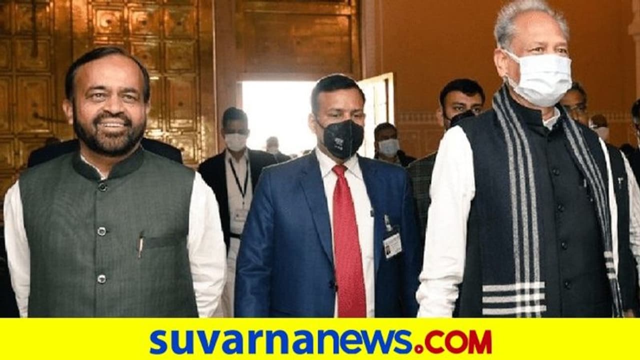 'ಹೌದು ನಾವು ನೆಹರೂ ಗಾಂಧಿ ಪರಿವಾರದ ಗುಲಾಮರು, ಸಾಯೋವರೆಗೂ ಗುಲಾಮಗಿರಿ ಮಾಡುತ್ತೇವೆ' 'ಹೌದು ನಾವು ನೆಹರೂ ಗಾಂಧಿ ಪರಿವಾರದ ಗುಲಾಮರು, ಸಾಯೋವರೆಗೂ ಗುಲಾಮಗಿರಿ ಮಾಡುತ್ತೇವೆ'