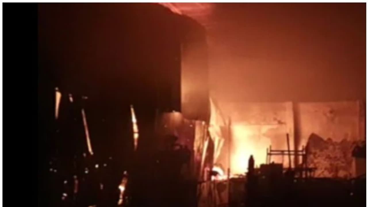 Telangana Fire Accident : സെക്കന്തരാബാദില് തടി ഗോഡൗണില് തീപിടിത്തം; 11 തൊഴിലാളികള് മരിച്ചു Telangana Fire Accident : സെക്കന്തരാബാദില് തടി ഗോഡൗണില് തീപിടിത്തം; 11 തൊഴിലാളികള് മരിച്ചു