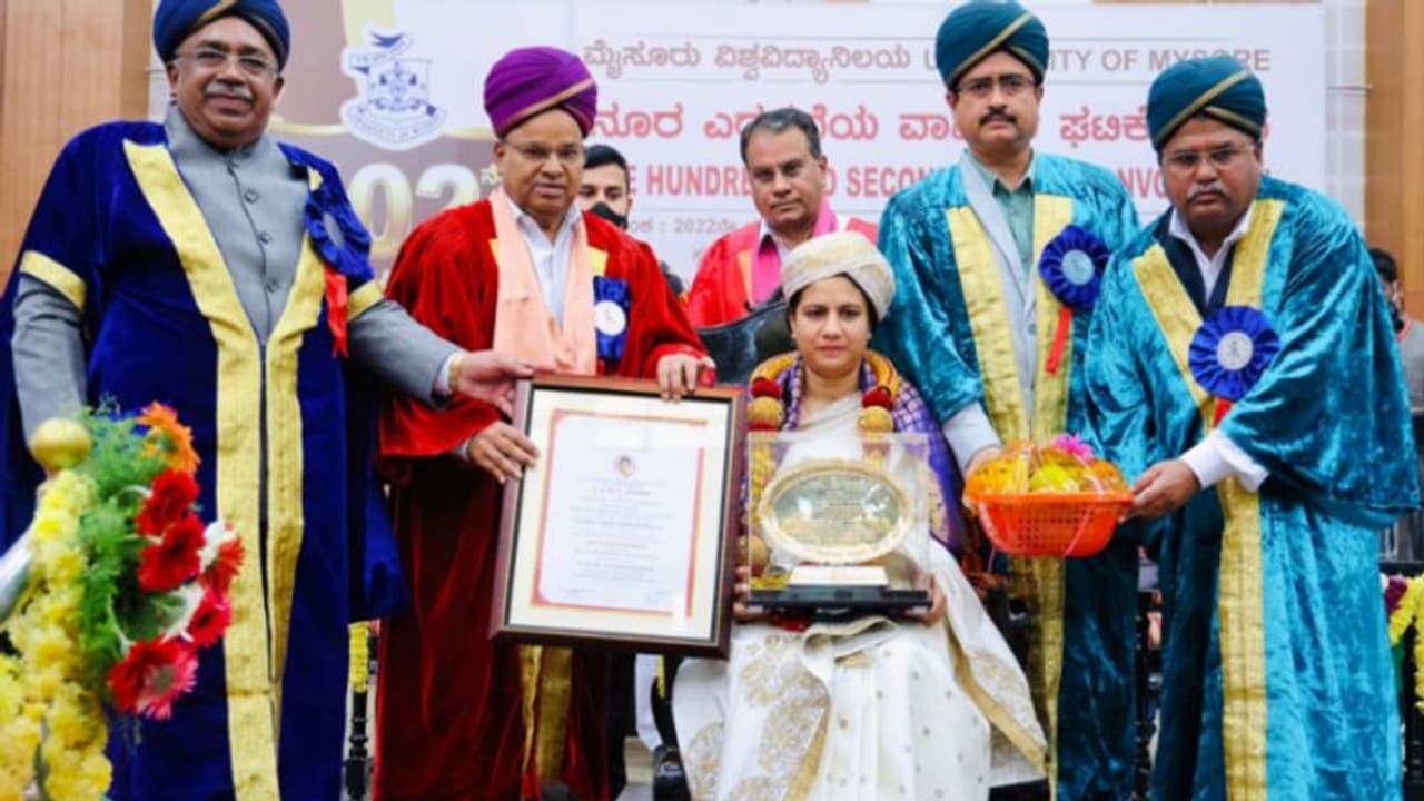 Puneeth Rajkumar: மறைந்த நடிகர் புனித்திற்கு கிடைத்த மிக பெரிய கவுரவம்...! நெகிழ்ச்சியுடன் வாங்கி சென்ற மனைவி!