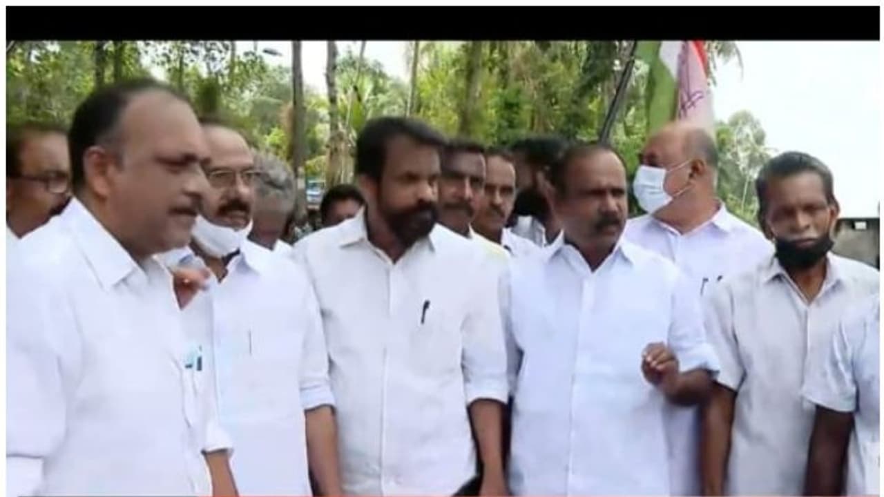 K Rail : ചോറ്റാനിക്കരയില് സംഘര്ഷം, സര്വ്വേ കുറ്റികള് കുളത്തിലെറിഞ്ഞു, വന് പൊലീസ് സന്നാഹം K Rail : ചോറ്റാനിക്കരയില് സംഘര്ഷം, സര്വ്വേ കുറ്റികള് കുളത്തിലെറിഞ്ഞു, വന് പൊലീസ് സന്നാഹം