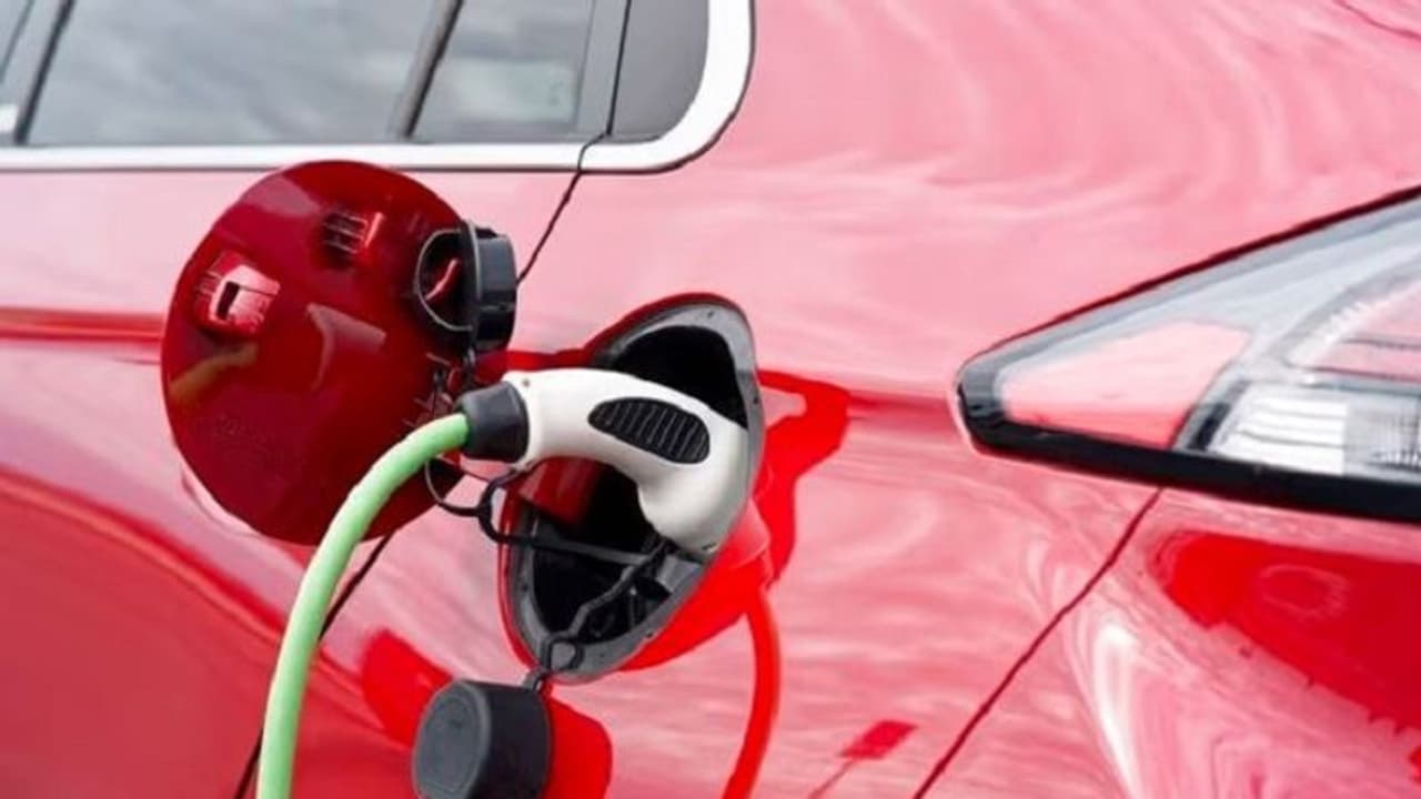 వచ్చే 2 ఏళ్లలో పెట్రోల్ వాహనాలతో సమానంగా ఎలక్ట్రిక్ ఆటోమొబైల్స్ ధరలు.. రోడ్ల కోసం 62 వేల కోట్లు.. వచ్చే 2 ఏళ్లలో పెట్రోల్ వాహనాలతో సమానంగా ఎలక్ట్రిక్ ఆటోమొబైల్స్ ధరలు.. రోడ్ల కోసం 62 వేల కోట్లు..