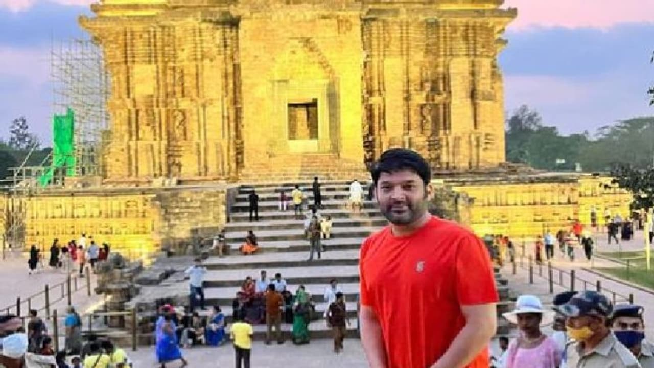 ব্যাকগ্রাউন্ডে অপূর্ব মন্দির, এ কোথায় পৌঁছে গেলেন কপিল শর্মা