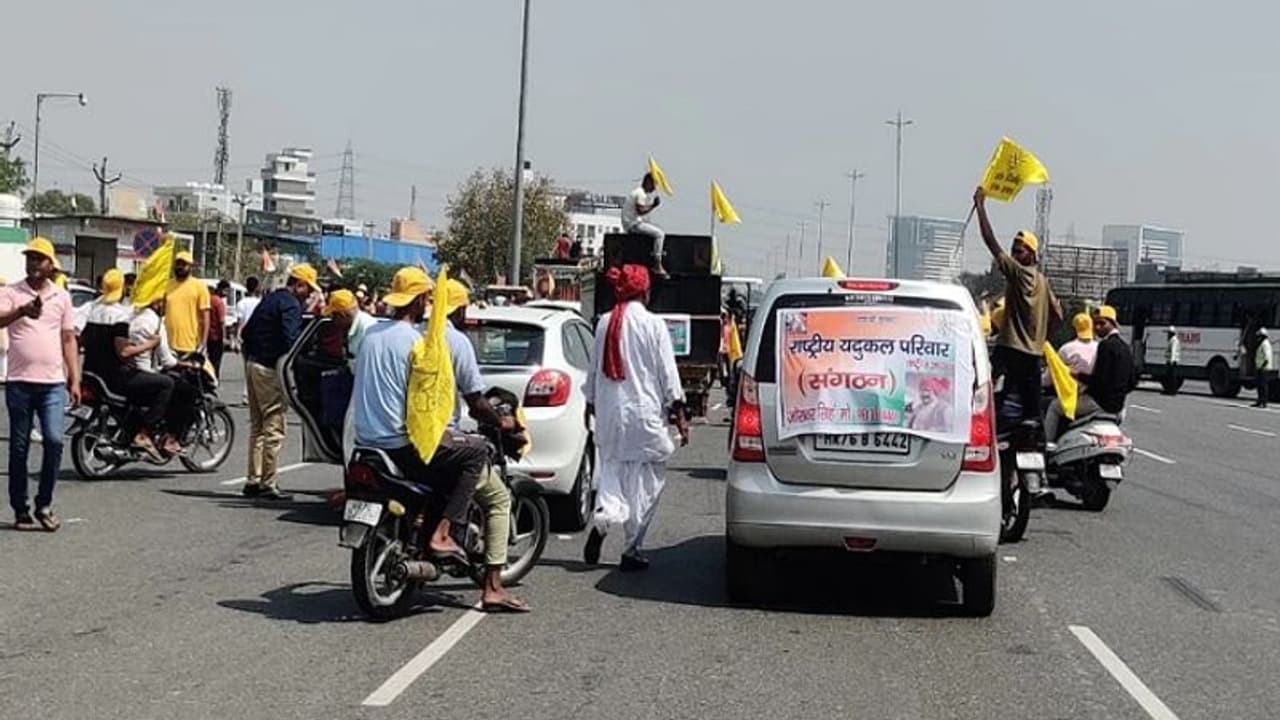Delhi Gurugram Expressway Jam: दिल्ली गुरुग्राम एक्सप्रेस वे पर जाम, 10 घंटे के लिए मुसीबत, जानिए पूरा मामला Delhi Gurugram Expressway Jam: दिल्ली गुरुग्राम एक्सप्रेस वे पर जाम, 10 घंटे के लिए मुसीबत, जानिए पूरा मामला