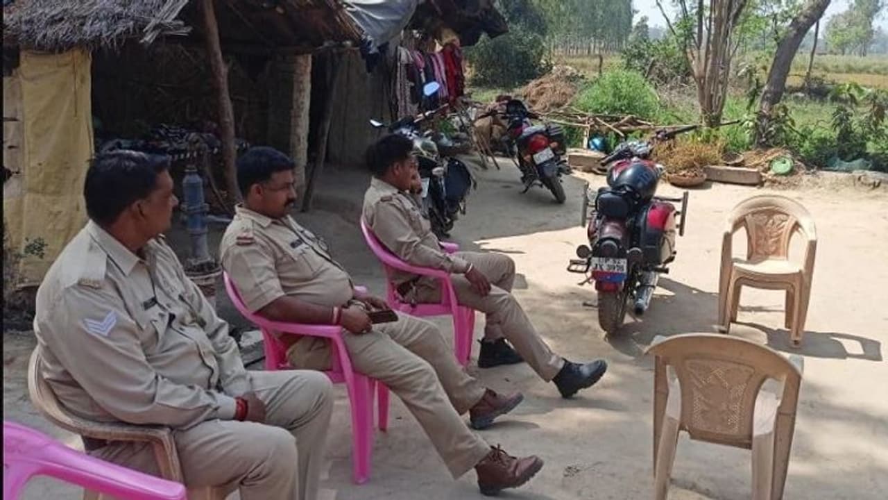 ऑनर किलिंग: यूपी के बाराबंकी में 16 साल की छात्रा को घरवालों ने इस बात पर बेदम पीटा, फिर जिंदा जलाया ऑनर किलिंग: यूपी के बाराबंकी में 16 साल की छात्रा को घरवालों ने इस बात पर बेदम पीटा, फिर जिंदा जलाया