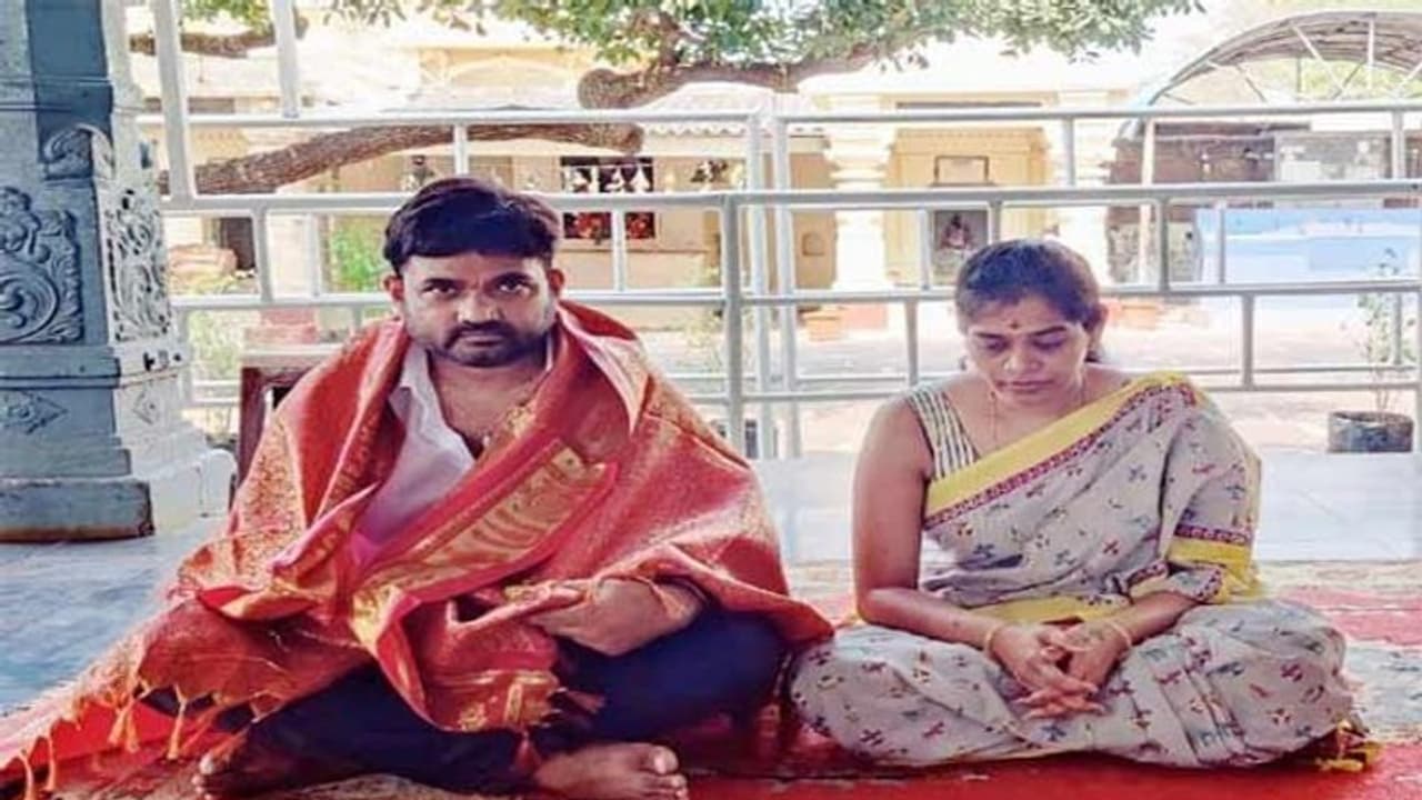 శ్రీవారి సేవలో డైరెక్టర్ మారుతీ.. మొక్కు తీర్చుకున్న దర్శక దంపతులు.. శ్రీవారి సేవలో డైరెక్టర్ మారుతీ.. మొక్కు తీర్చుకున్న దర్శక దంపతులు..