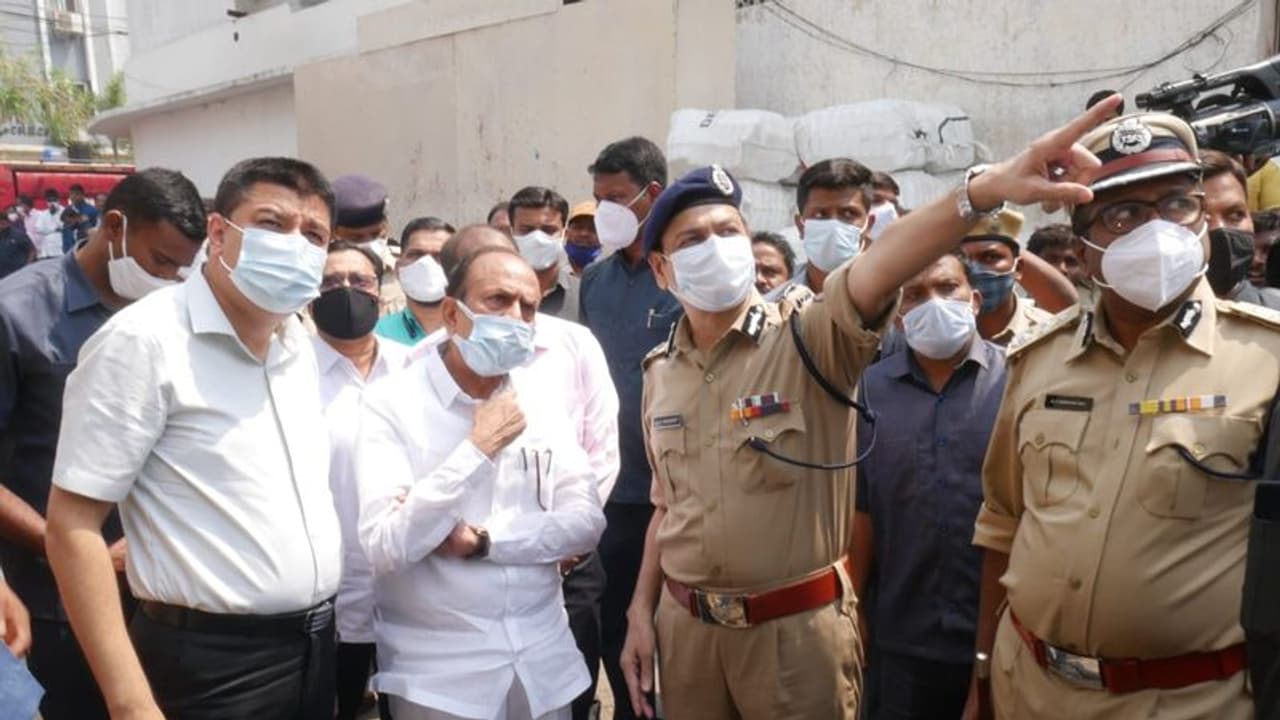 డెక్కన్ స్టోర్ కూలిస్తే ఇతర భవనాలకు నష్టం: రాంగోపాల్ పేట ప్రమాదంపై నిట్ డైరెక్టర్ డెక్కన్ స్టోర్ కూలిస్తే ఇతర భవనాలకు నష్టం: రాంగోపాల్ పేట ప్రమాదంపై నిట్ డైరెక్టర్