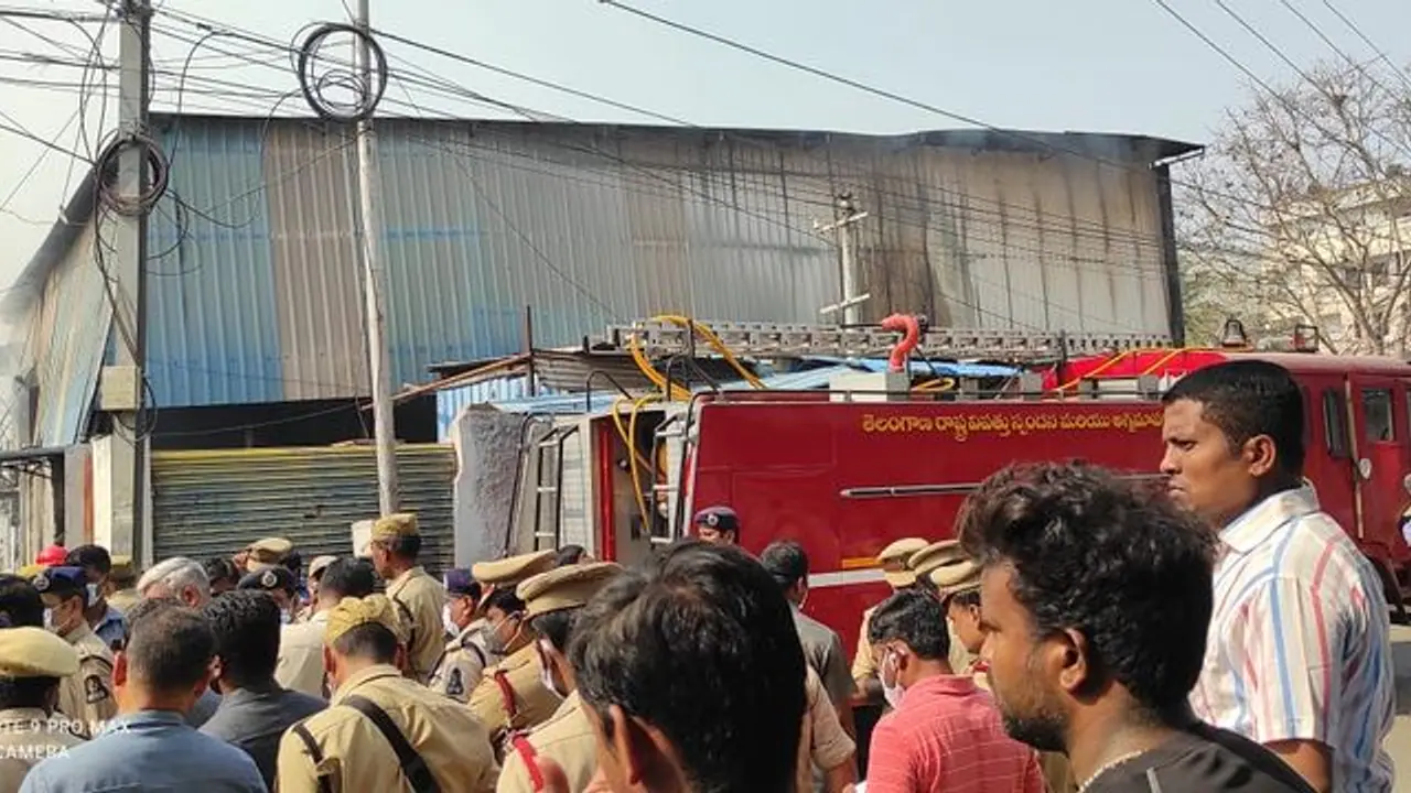  రాంగోపాల్ పేట అగ్ని ప్రమాదం: ఇద్దరు ఫైర్ సిబ్బంది అస్వస్థత, భవనం కూల్చివేసే చాన్స్