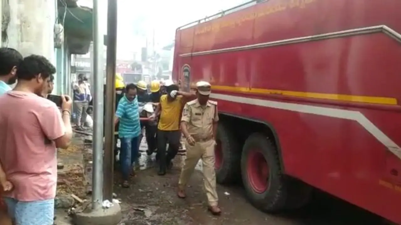 బంగ్లాదేశ్ బీఎం కంటైనర్ డిపోలో అగ్ని ప్రమాదం: 38మంది మృతి, 450 మందికి గాయాలు బంగ్లాదేశ్ బీఎం కంటైనర్ డిపోలో అగ్ని ప్రమాదం: 38మంది మృతి, 450 మందికి గాయాలు