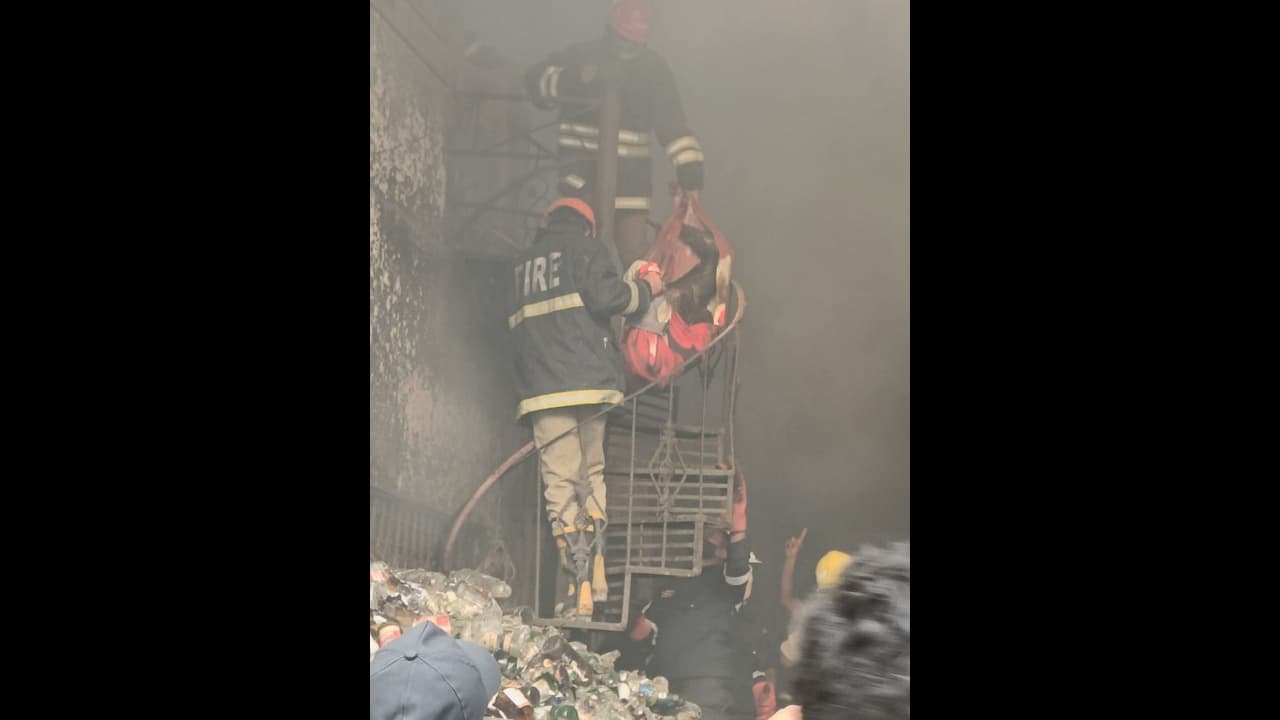 బోయిగూడ అగ్ని ప్రమాదం: నెల రోజులుగా పరారీలోనే.. ఎట్టకేలకు పోలీసులకు చిక్కిన టింబర్ డిపో యజమాని బోయిగూడ అగ్ని ప్రమాదం: నెల రోజులుగా పరారీలోనే.. ఎట్టకేలకు పోలీసులకు చిక్కిన టింబర్ డిపో యజమాని