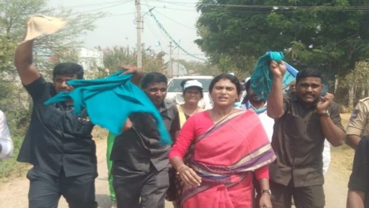  వైఎస్ షర్మిలను అరెస్ట్ చేసేందుకు పోలీసుల యత్నం: నర్సంపేటలో మరోసారి ఉద్రిక్తత 