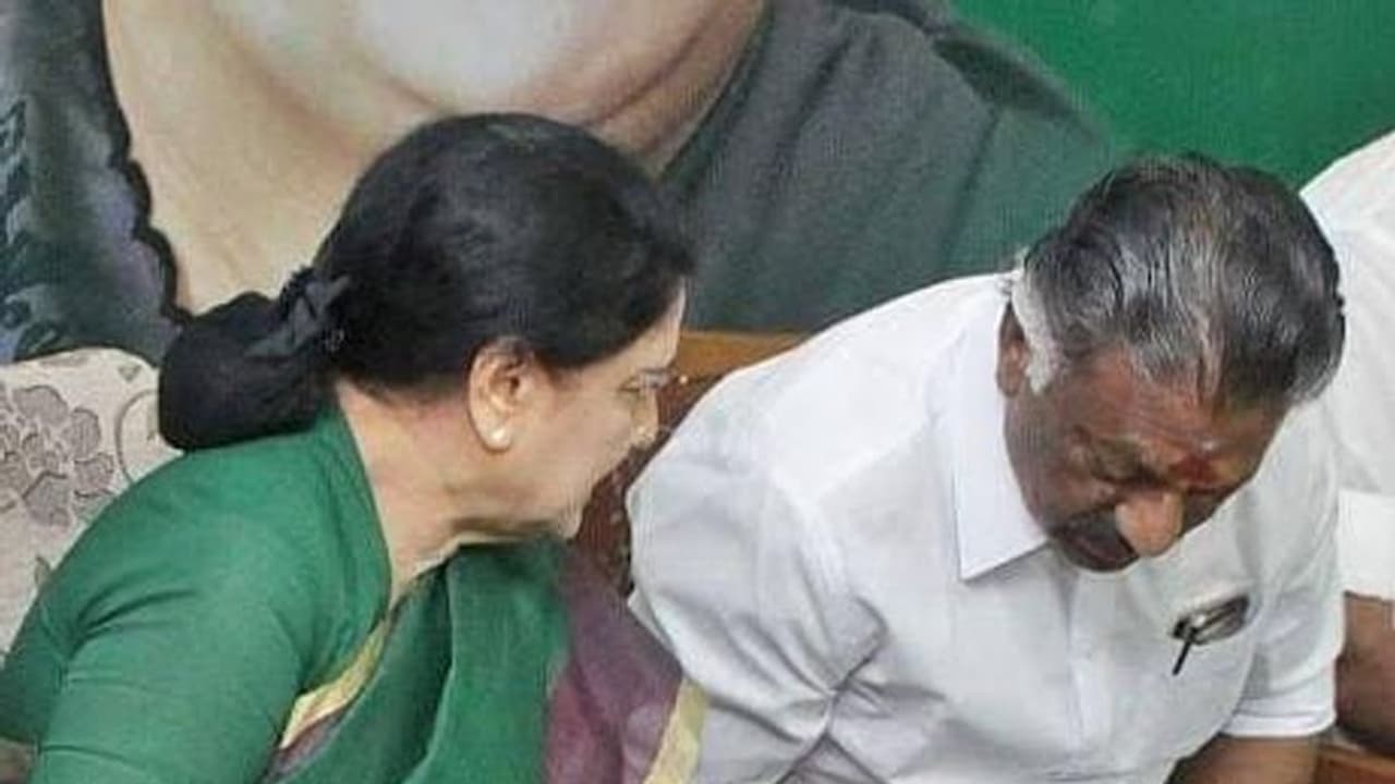 ADMK Issue: எதிரிக்கு எதிரி நண்பன்.. சசிகலாவோடு கைகோர்க்கிறாரா ஓபிஎஸ்.? சசிகலா சொன்ன குட்டிக் கதை!