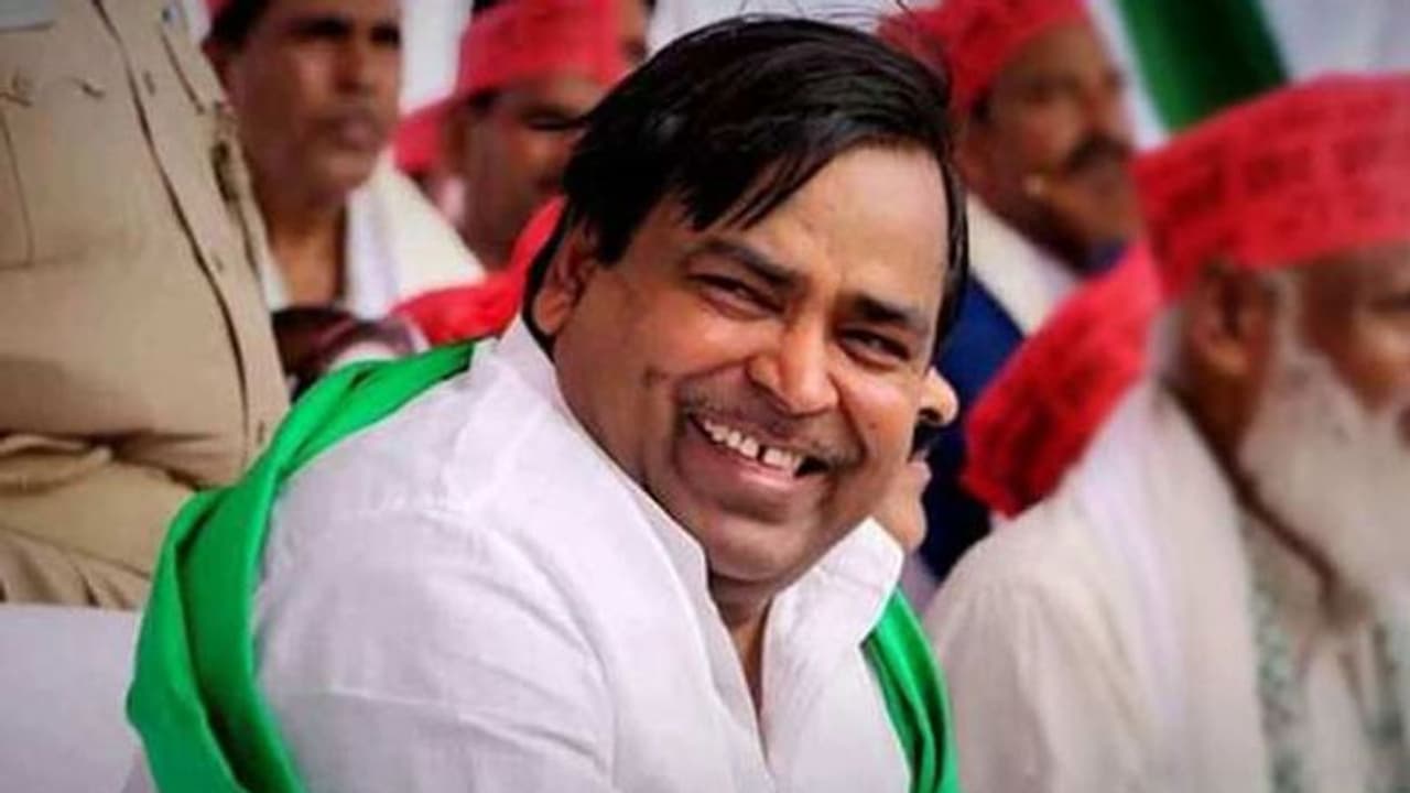 गायत्री प्रजापति पर रेप का आरोप लगाने वाली महिला गिरफ्तार, कोर्ट के आदेश पर हुई कार्रवाई