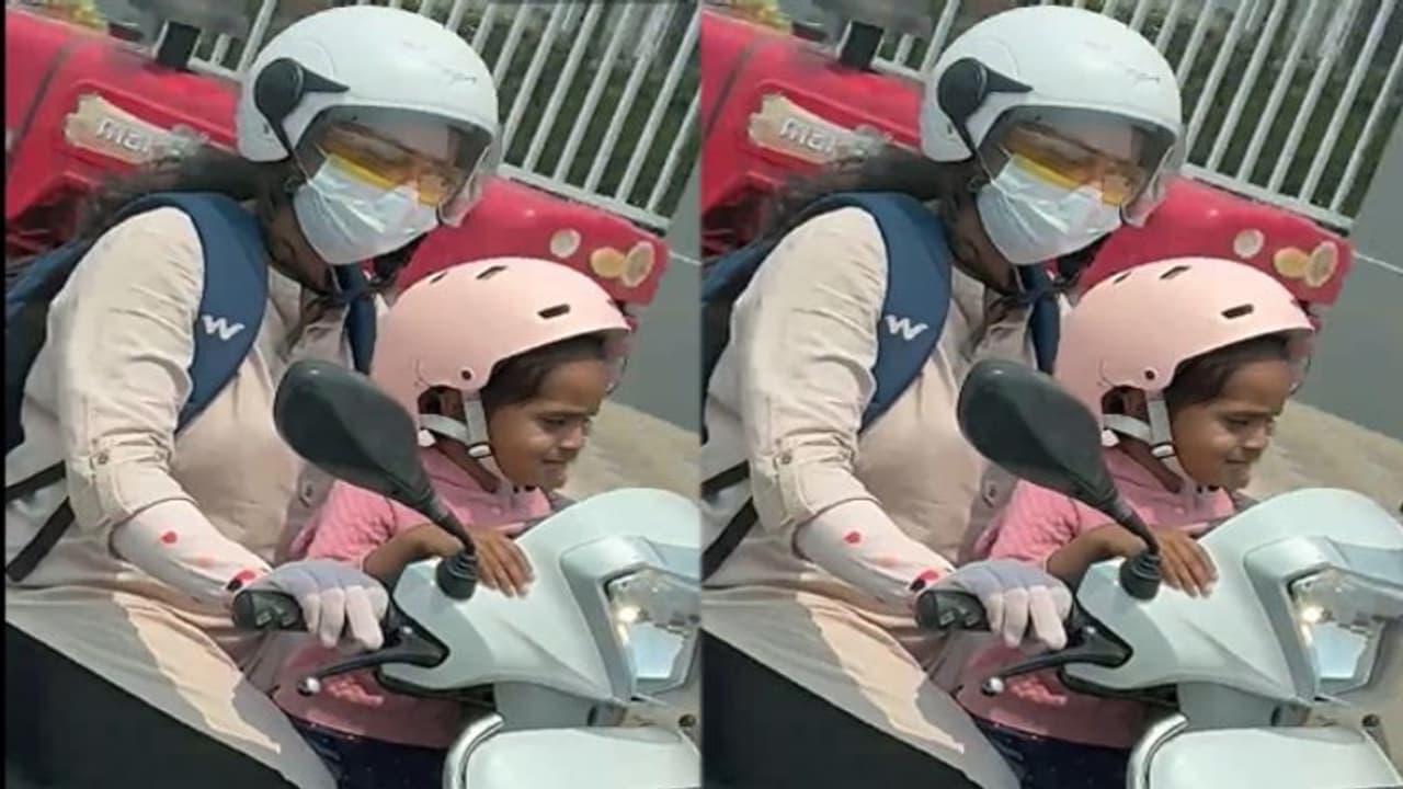 బైక్పై హెల్మెట్తో తల్లీకూతుళ్లు.. ముచ్చటపడ్డ కల్వకుంట్ల కవిత, కారులోంచి వీడియో తీసి ట్వీట్ బైక్పై హెల్మెట్తో తల్లీకూతుళ్లు.. ముచ్చటపడ్డ కల్వకుంట్ల కవిత, కారులోంచి వీడియో తీసి ట్వీట్