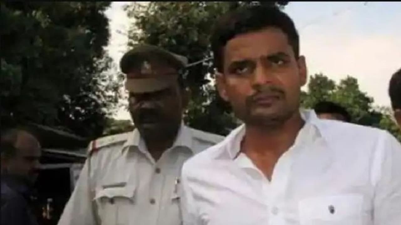 कुख्यात चंदन ने डासना जेल में बंद रहकर प्रापर्टी डीलर से मांगी रंगदारी, फोन बंद होने के बाद इस तरह हो रही जांच कुख्यात चंदन ने डासना जेल में बंद रहकर प्रापर्टी डीलर से मांगी रंगदारी, फोन बंद होने के बाद इस तरह हो रही जांच