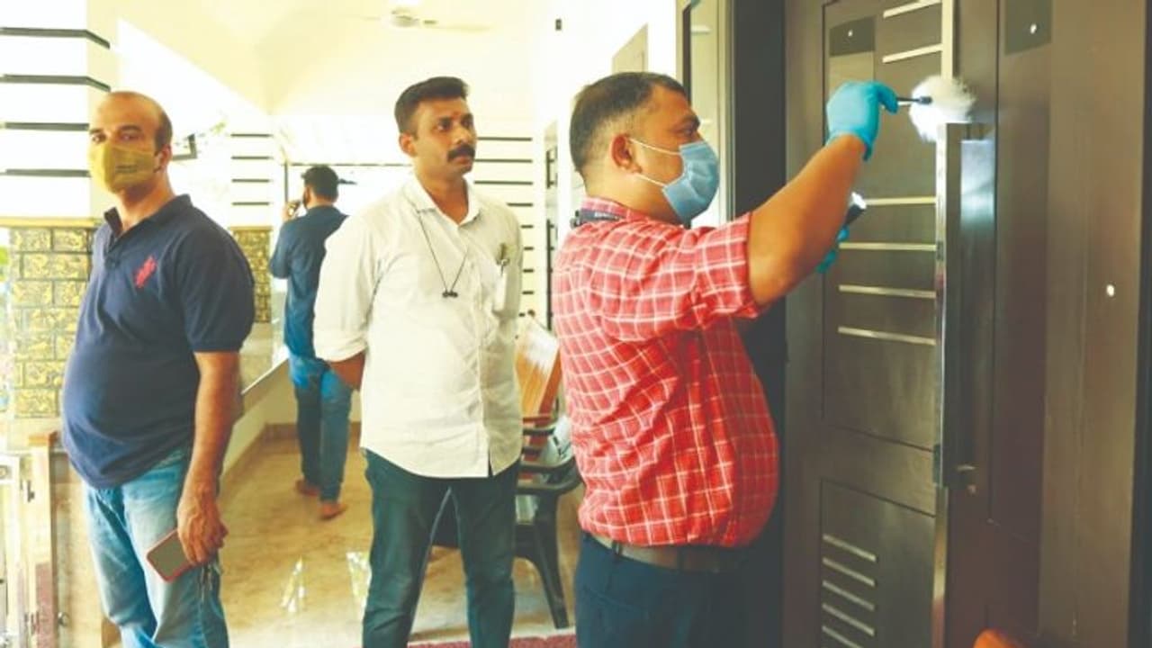 വീട്ടുകാര് വിനോദയാത്ര പോയ തക്കത്തിന് മോഷ്ടാവ് കവര്ന്നത് 33 പവന് സ്വർണം വീട്ടുകാര് വിനോദയാത്ര പോയ തക്കത്തിന് മോഷ്ടാവ് കവര്ന്നത് 33 പവന് സ്വർണം