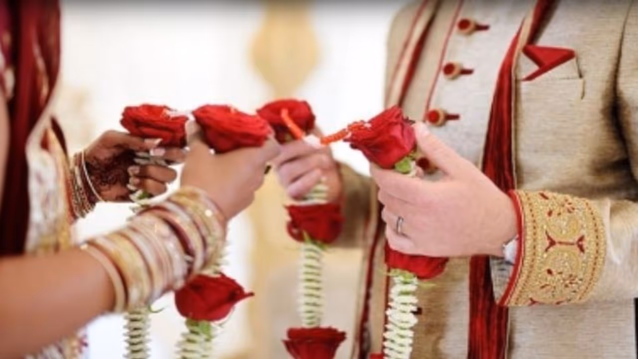 தாலி கட்டும்போது தட்டிவிட்ட மணமகள்.. கல்யாண வீட்டில் பயங்கர அதிர்ச்சி.. போலீஸ் வந்து செய்த தரமான சம்பவம். தாலி கட்டும்போது தட்டிவிட்ட மணமகள்.. கல்யாண வீட்டில் பயங்கர அதிர்ச்சி.. போலீஸ் வந்து செய்த தரமான சம்பவம்.