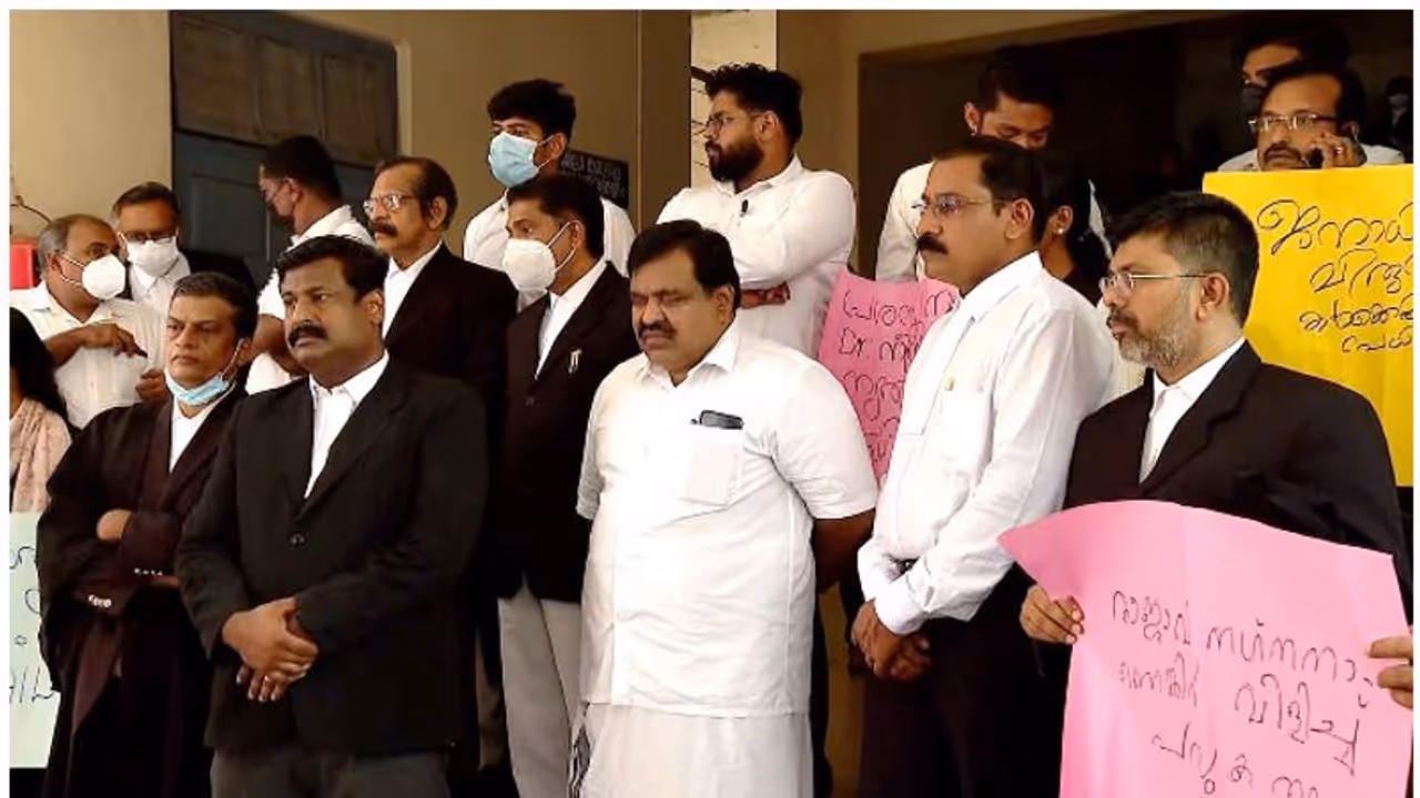 നീന പ്രസാദിൻ്റെ നൃത്തം തടഞ്ഞതിനെതിരെ പ്രതിഷേധം; കോടതിക്ക് മുന്നിൽ പാട്ടുപാടി അഭിഭാഷകർ