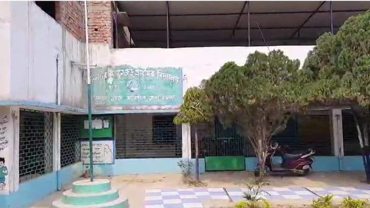 মানিকচকে টাকা দিলেই ভর্তির সুযোগ স্কুলে, প্রধান শিক্ষিকার বিরুদ্ধে লিখিত অভিযোগ দায়ের