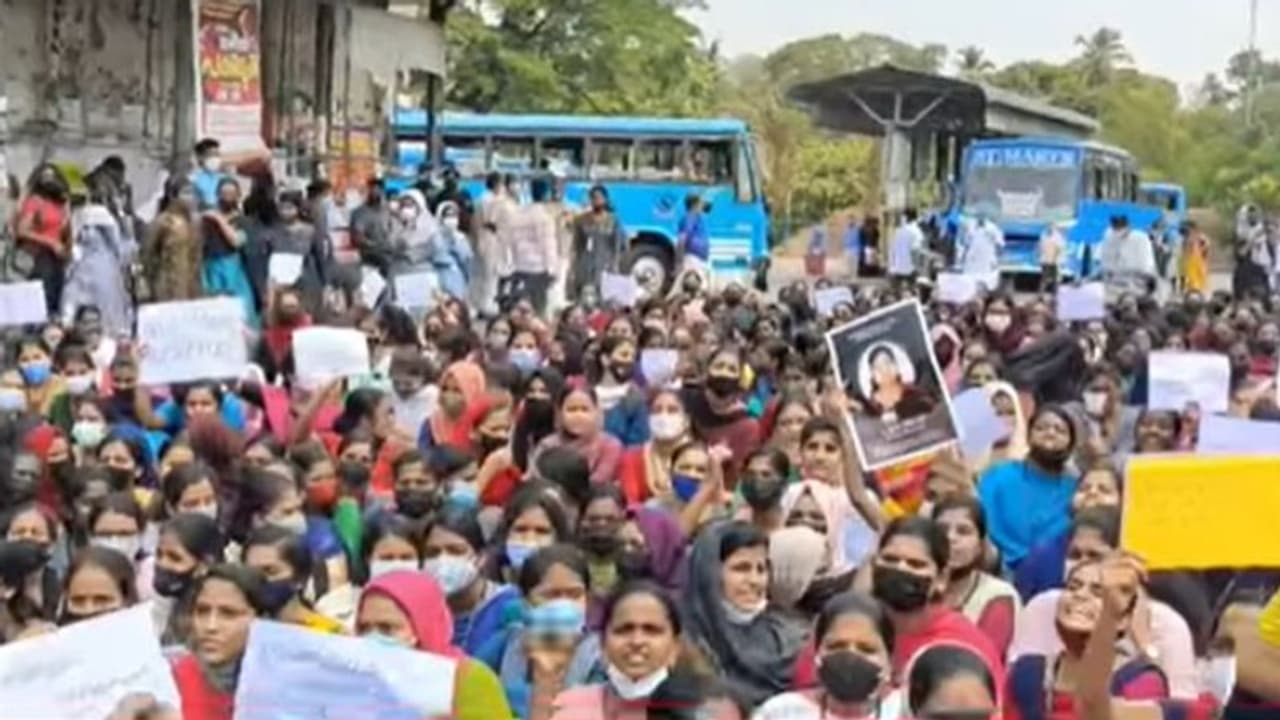 വിദ്യാർത്ഥിനി ബസ് ഇടിച്ചുമരിച്ചു, നഗരസഭാ ബസ്റ്റാന്റ് ഉപരോധിച്ച് സഹപാഠികൾ വിദ്യാർത്ഥിനി ബസ് ഇടിച്ചുമരിച്ചു, നഗരസഭാ ബസ്റ്റാന്റ് ഉപരോധിച്ച് സഹപാഠികൾ
