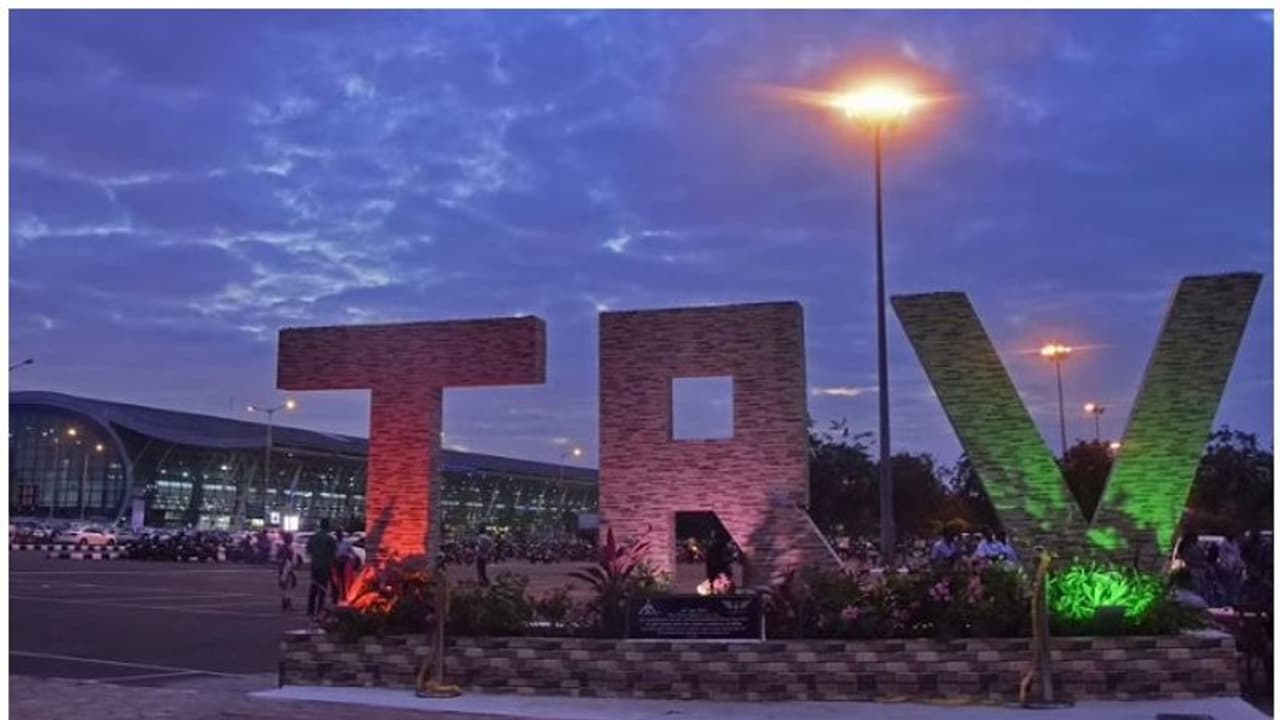 കേരളത്തിലെ വിമാനത്താവളങ്ങളിലടക്കം ഡ്രോൺ ആക്രമണം ഉണ്ടാകുമെന്ന് ഭീഷണി സന്ദേശം; തിരുവനന്തപുരത്ത് മുൻകരുതൽ നടപടി കേരളത്തിലെ വിമാനത്താവളങ്ങളിലടക്കം ഡ്രോൺ ആക്രമണം ഉണ്ടാകുമെന്ന് ഭീഷണി സന്ദേശം; തിരുവനന്തപുരത്ത് മുൻകരുതൽ നടപടി