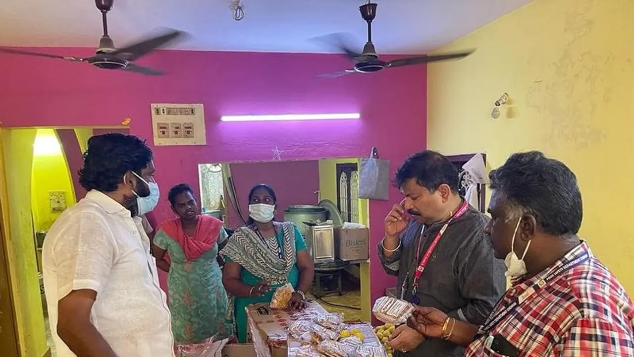 வடபழனி முருகன் கோயிலில் தரமற்ற பிரசாதம்.. 15 லட்சம் மதிப்புள்ள பிரசாதம் பறிமுதல்.. பக்தர்கள் அதிர்ச்சி. வடபழனி முருகன் கோயிலில் தரமற்ற பிரசாதம்.. 15 லட்சம் மதிப்புள்ள பிரசாதம் பறிமுதல்.. பக்தர்கள் அதிர்ச்சி.